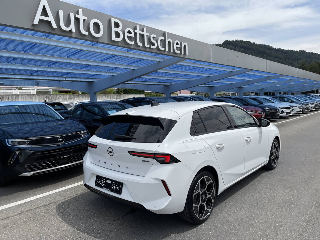 OPEL Astra 1.6 T PHEV 180 Swiss Plus-image-5