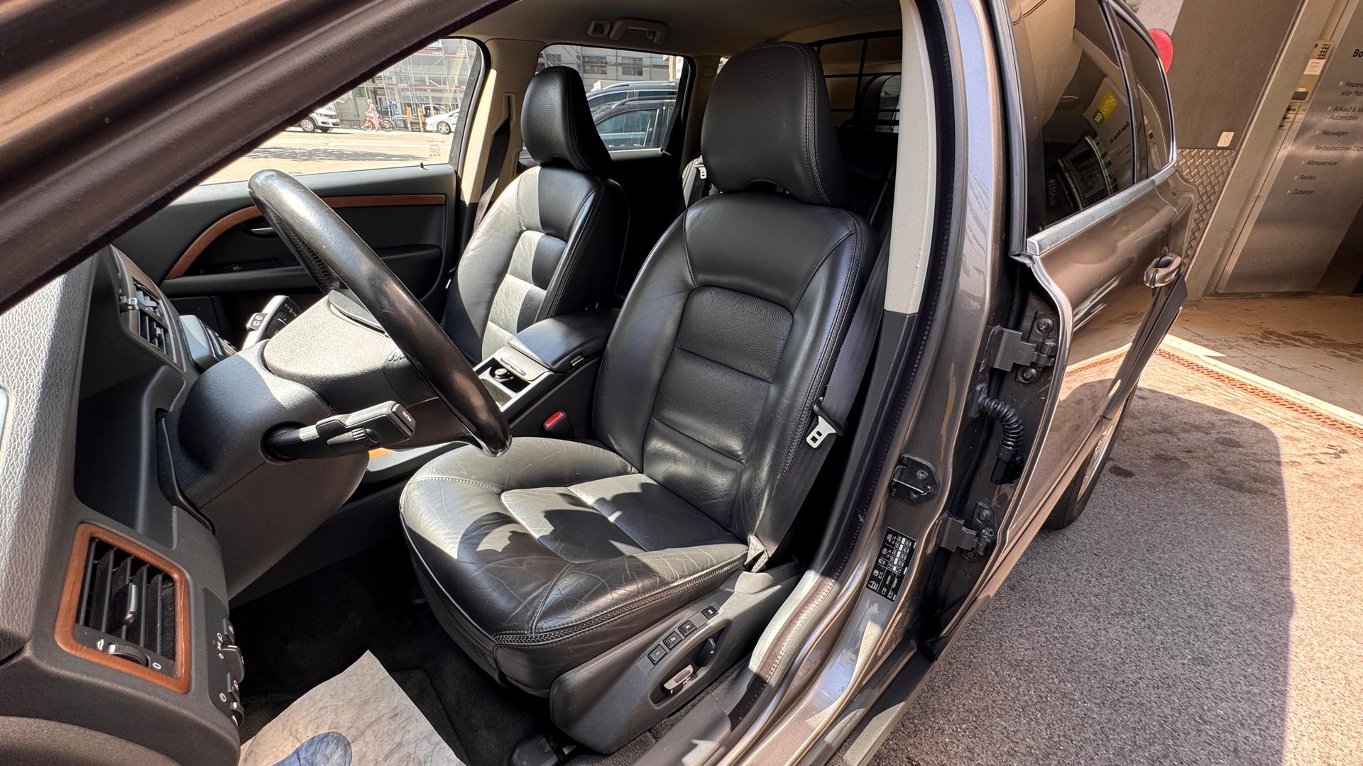 VOLVO XC70 D5 AWD Summum Geartronic-image-13
