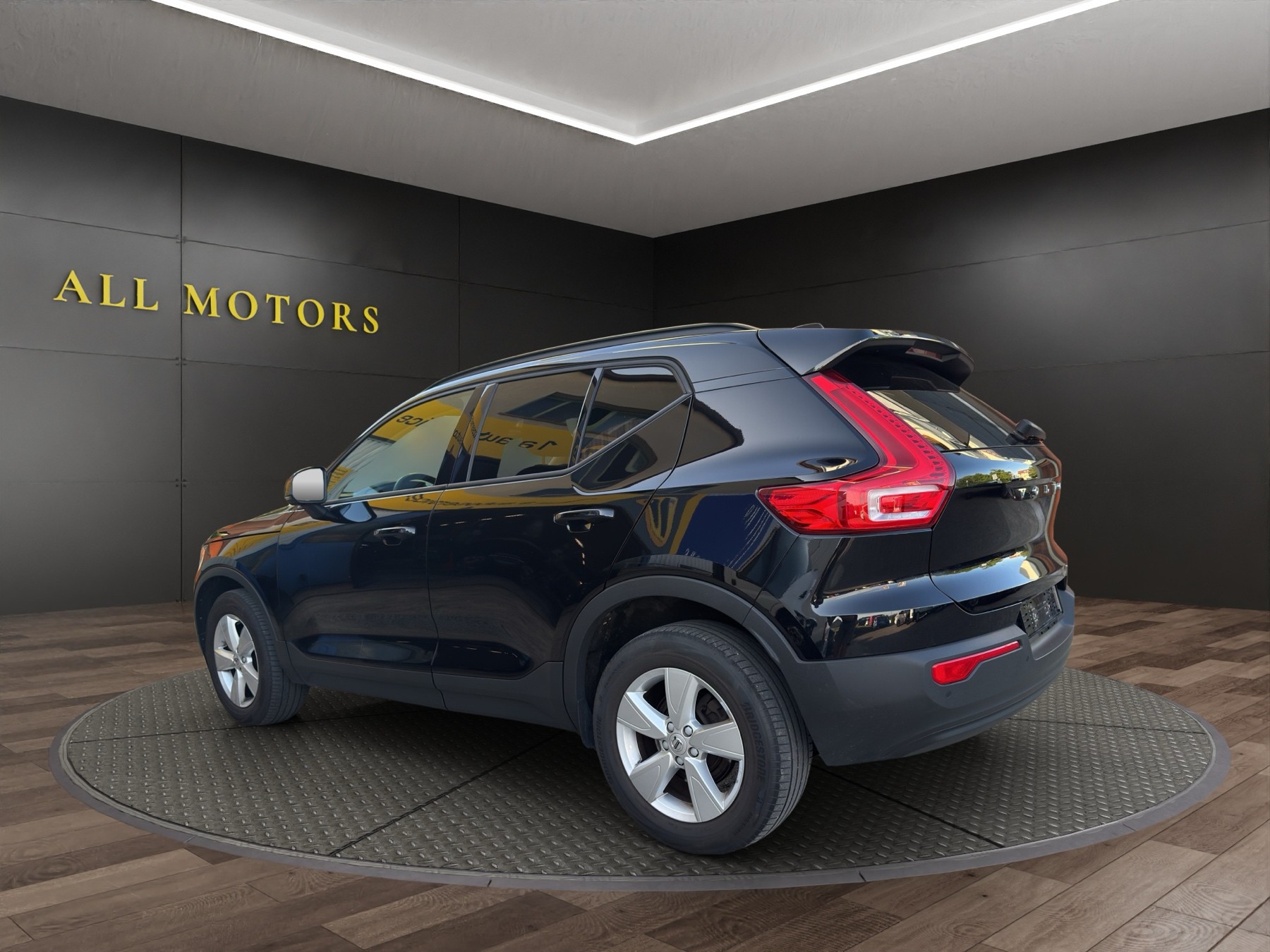 VOLVO XC40 D3 AWD Momentum-image-7