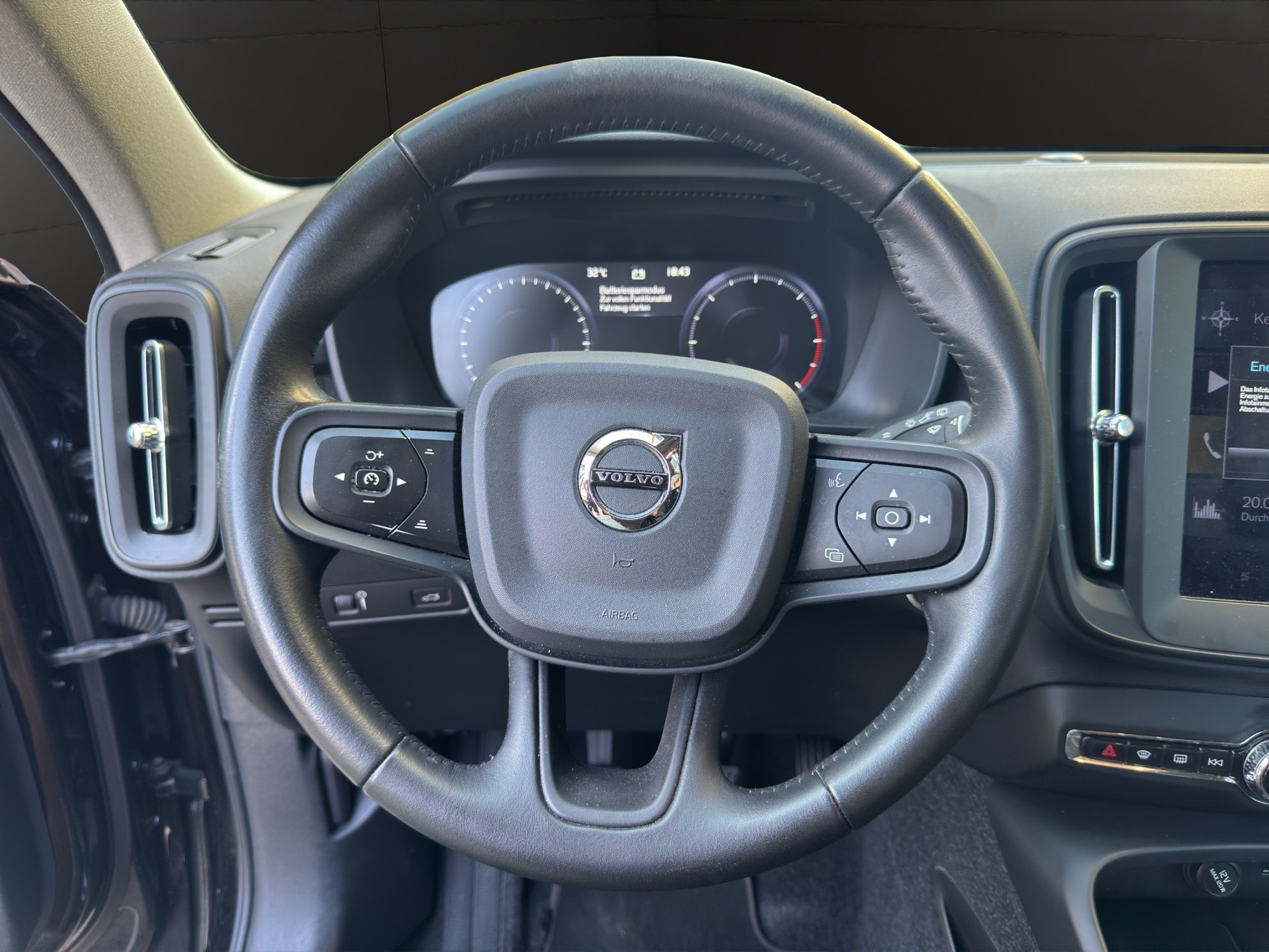 VOLVO XC40 D3 AWD Momentum-image-10