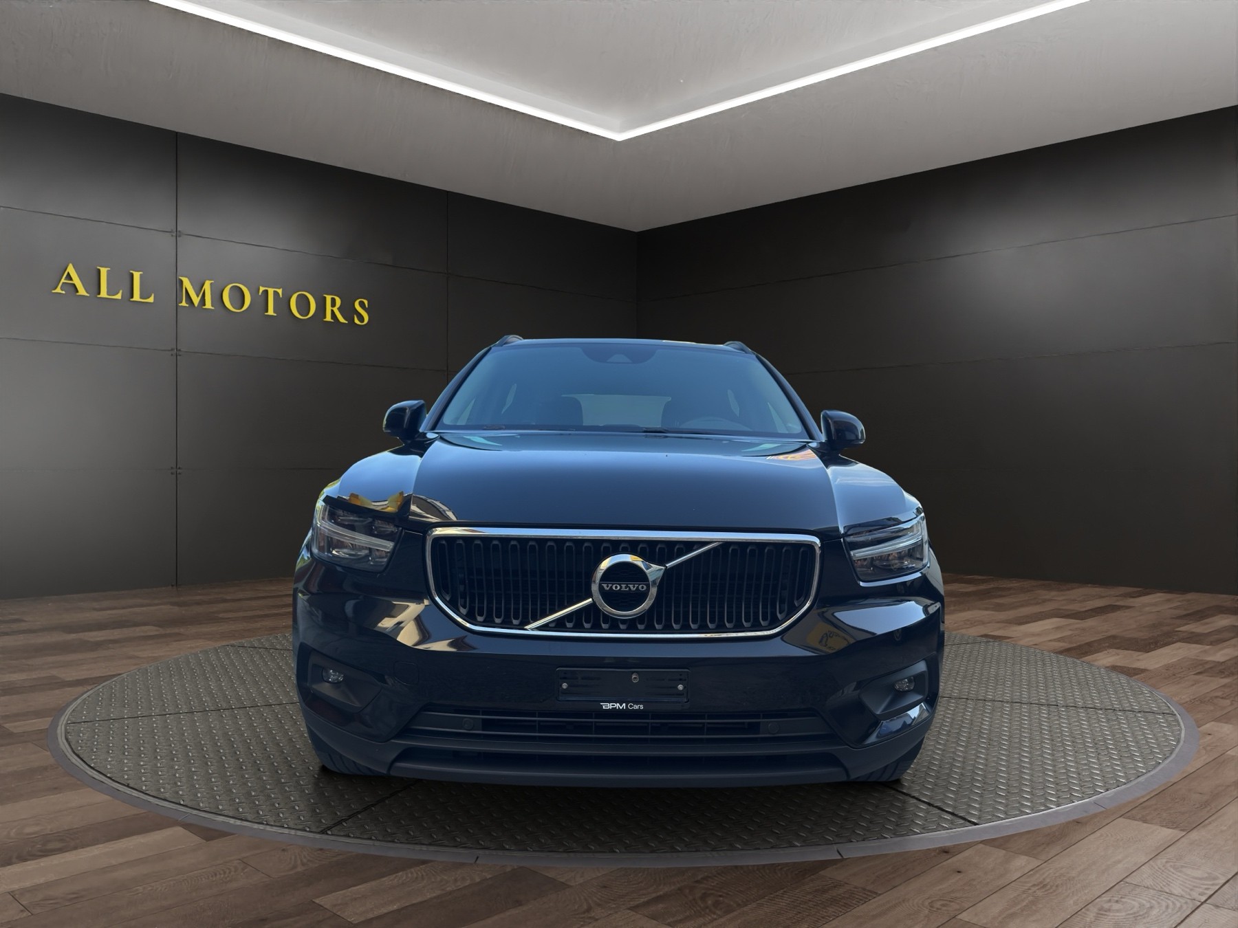VOLVO XC40 D3 AWD Momentum-image-1