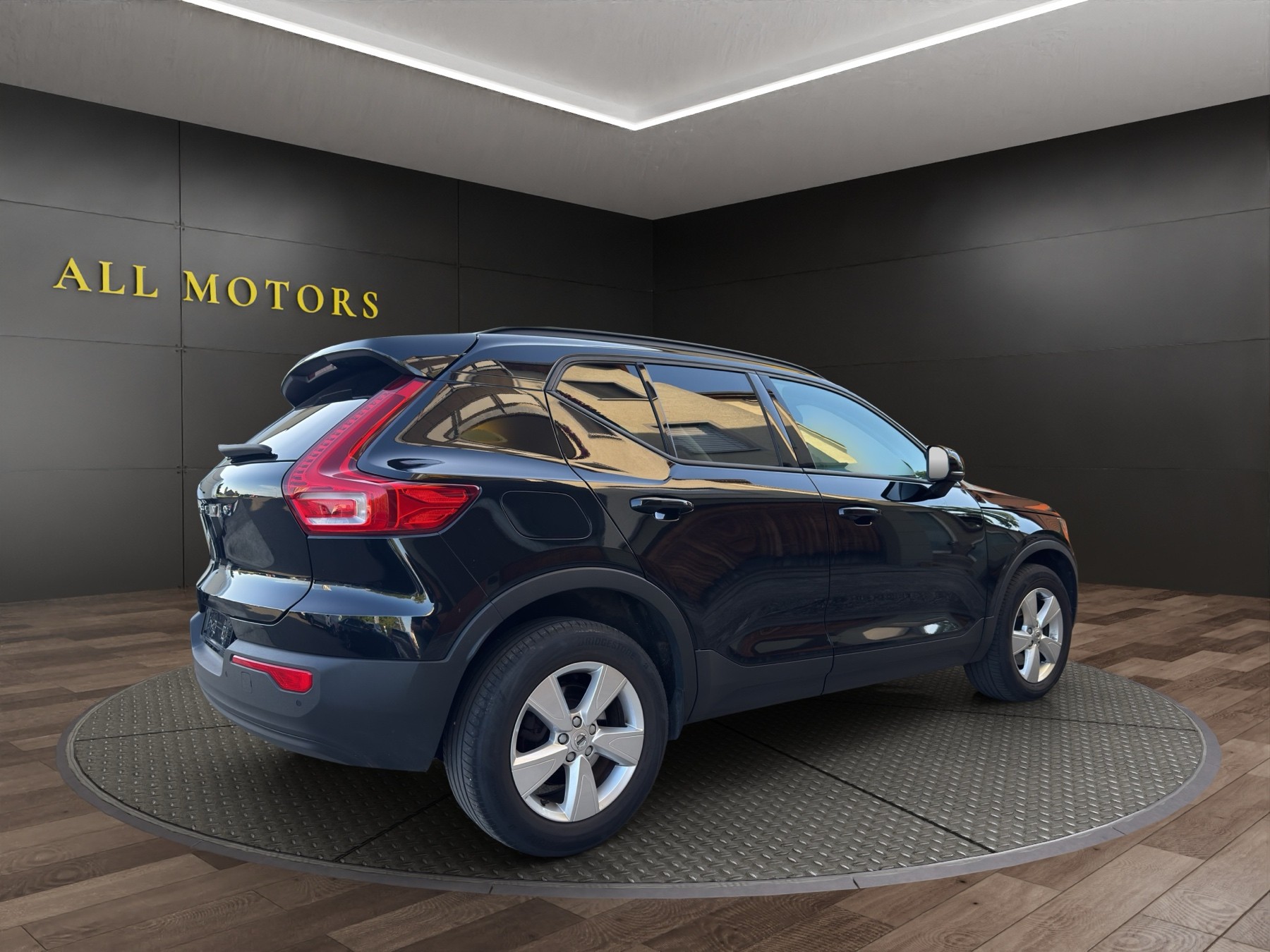 VOLVO XC40 D3 AWD Momentum-image-6