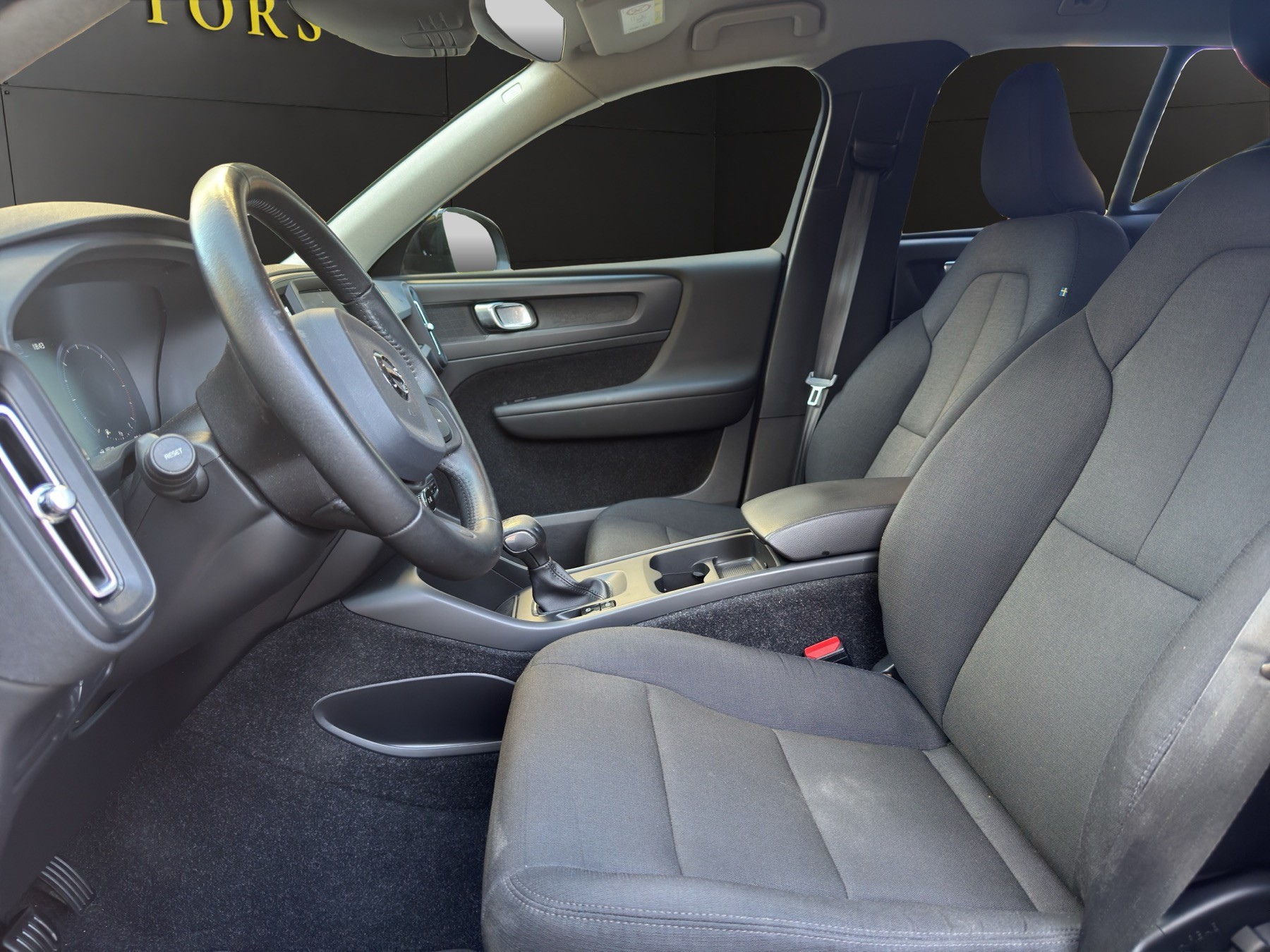 VOLVO XC40 D3 AWD Momentum-image-8