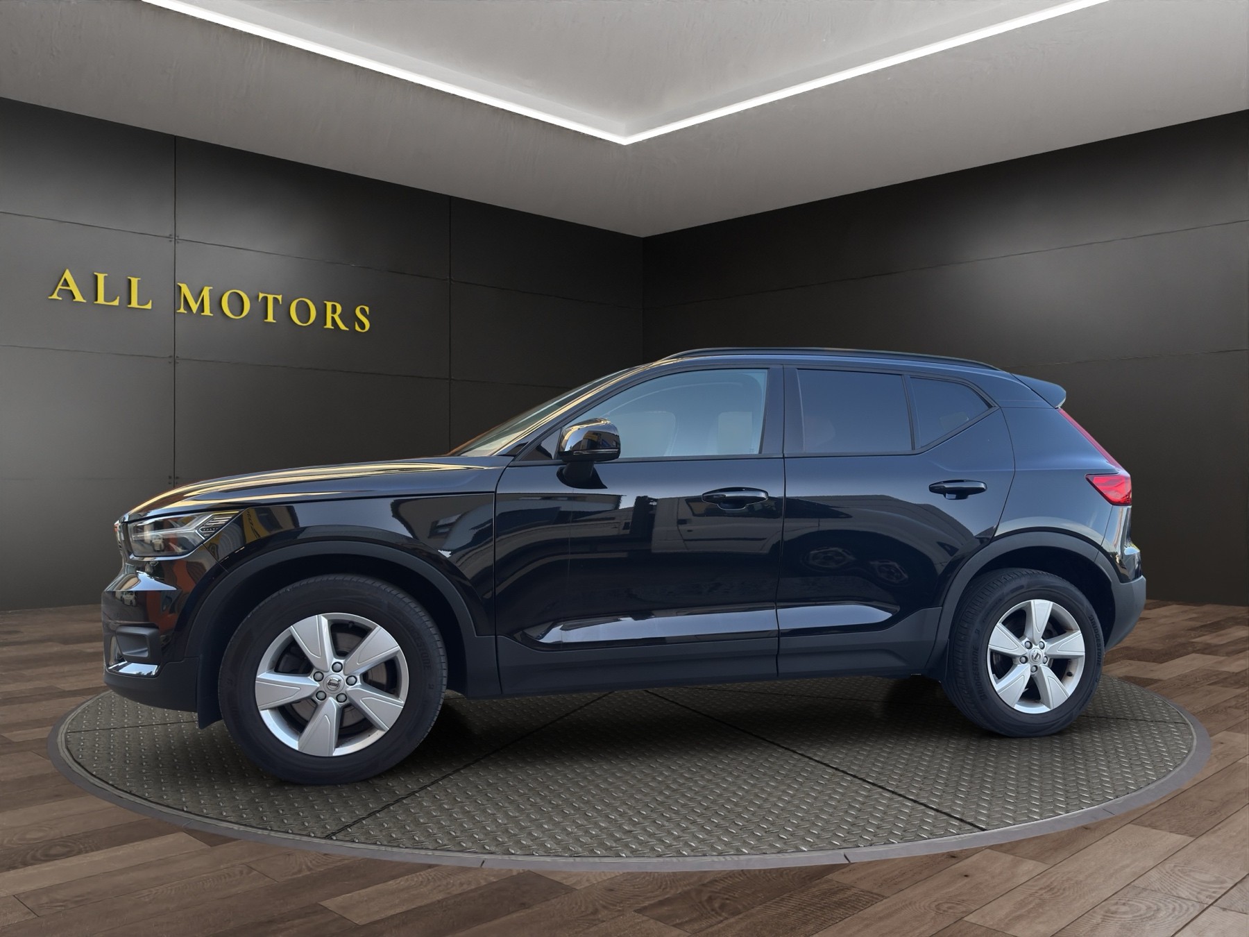 VOLVO XC40 D3 AWD Momentum-image-5