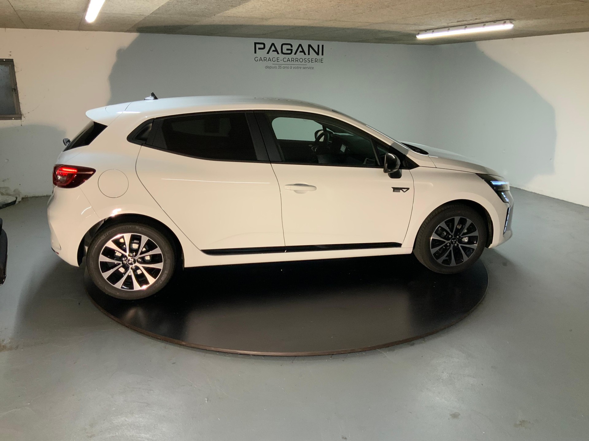 MITSUBISHI Colt 1.6 HEV Invite+-image-2