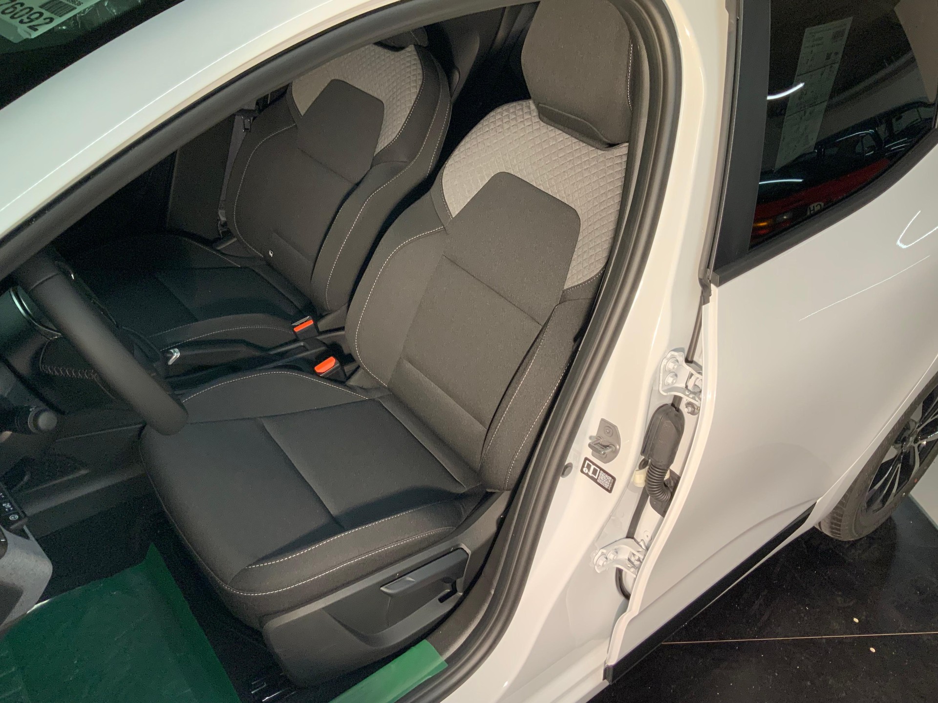 MITSUBISHI Colt 1.6 HEV Invite+-image-8