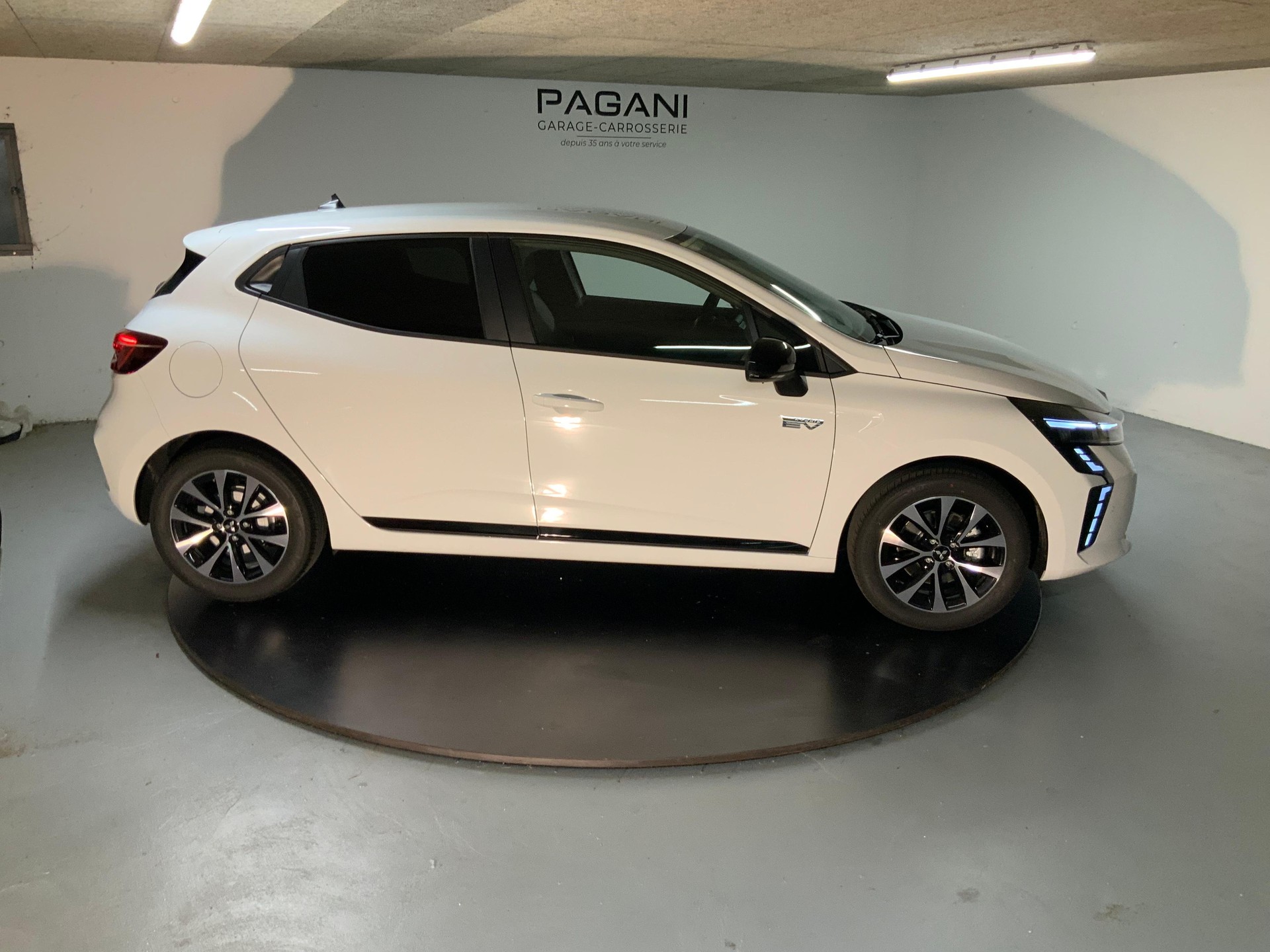 MITSUBISHI Colt 1.6 HEV Invite+-image-3