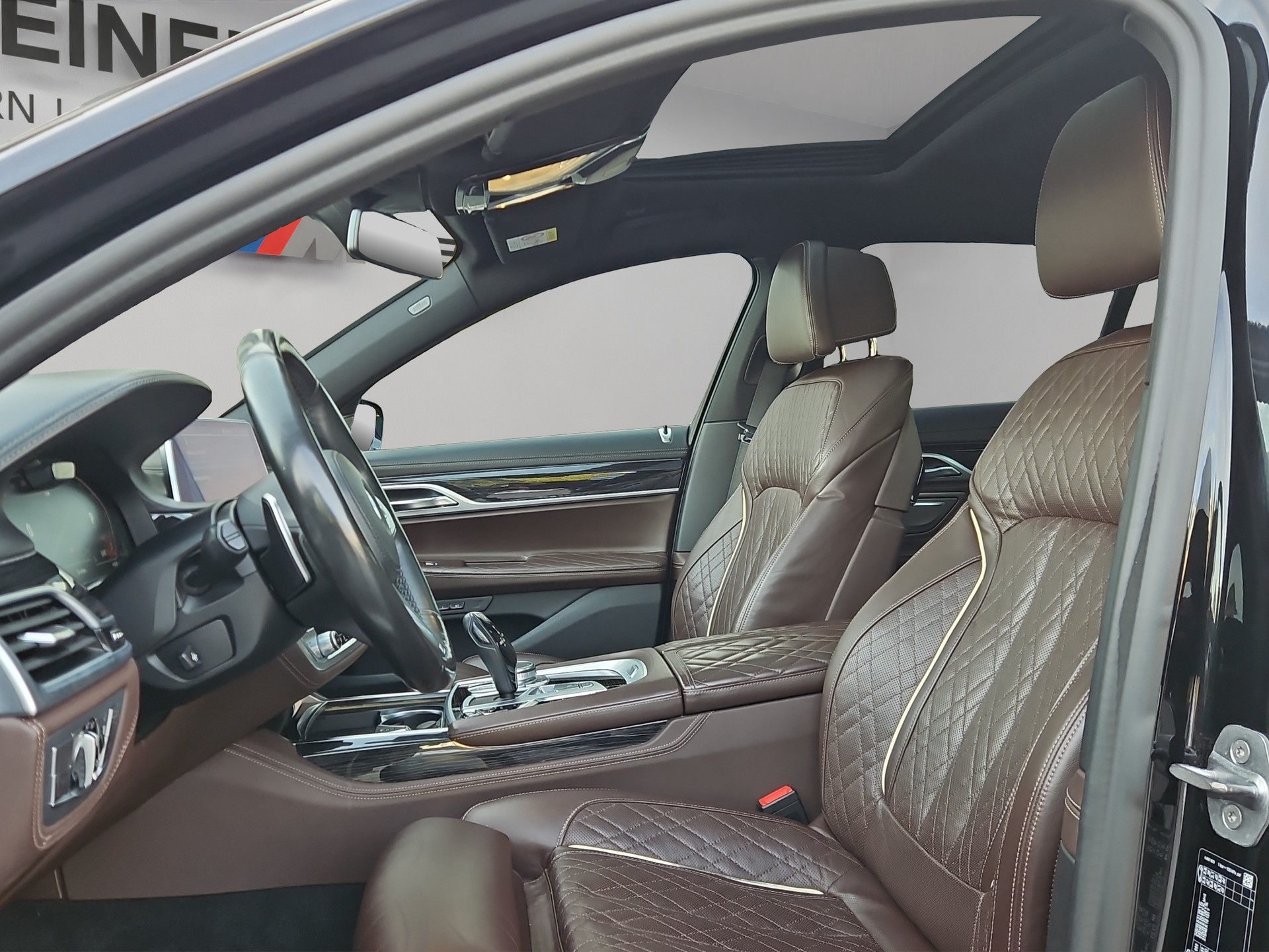 BMW 750i xDrive Steptronic-image-12
