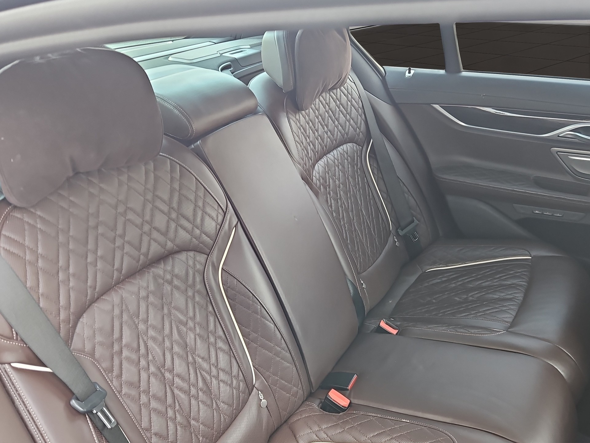 BMW 750i xDrive Steptronic-image-21