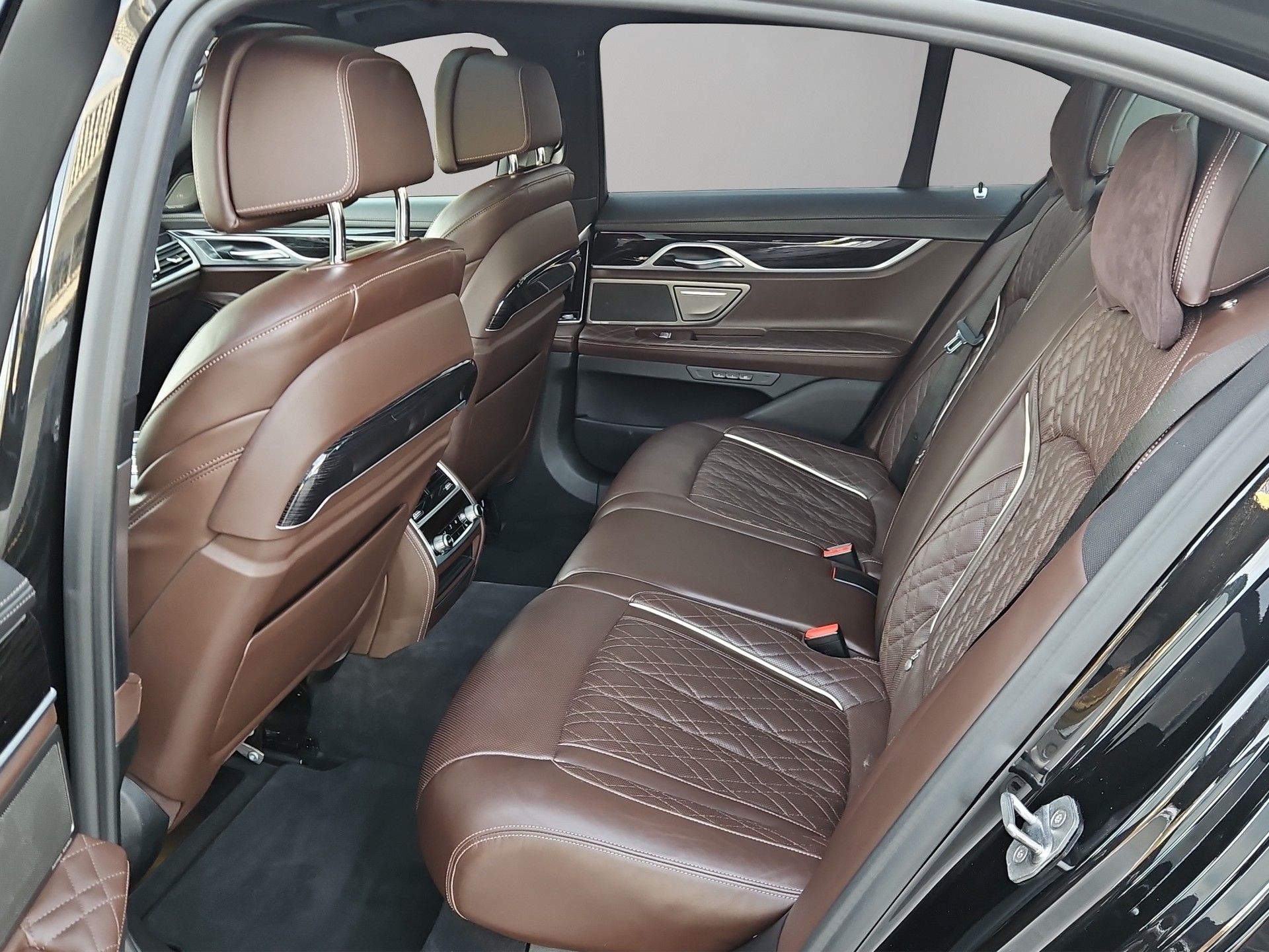 BMW 750i xDrive Steptronic-image-18
