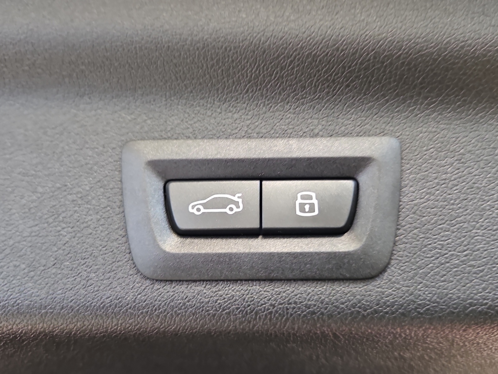 BMW X1 sDrive 18i-image-15