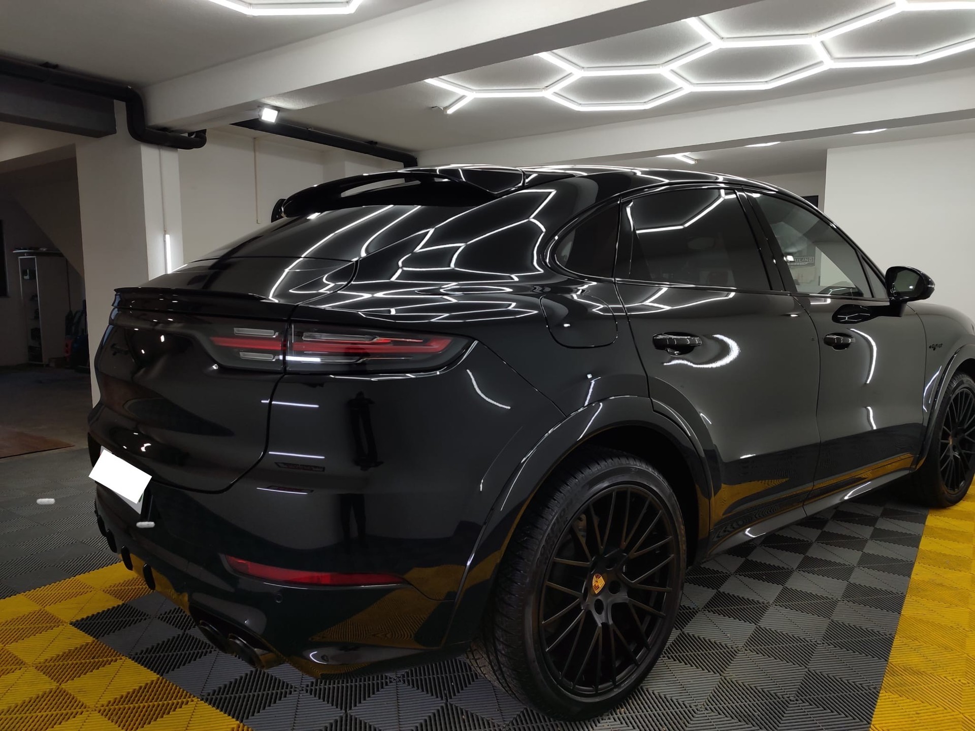 PORSCHE Cayenne Coupé E-Hybrid Platinum Edition-image-2