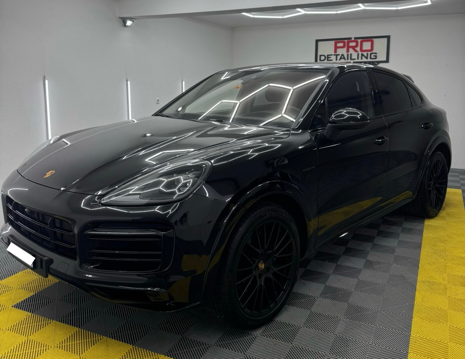PORSCHE Cayenne Coupé E-Hybrid Platinum Edition-image-12