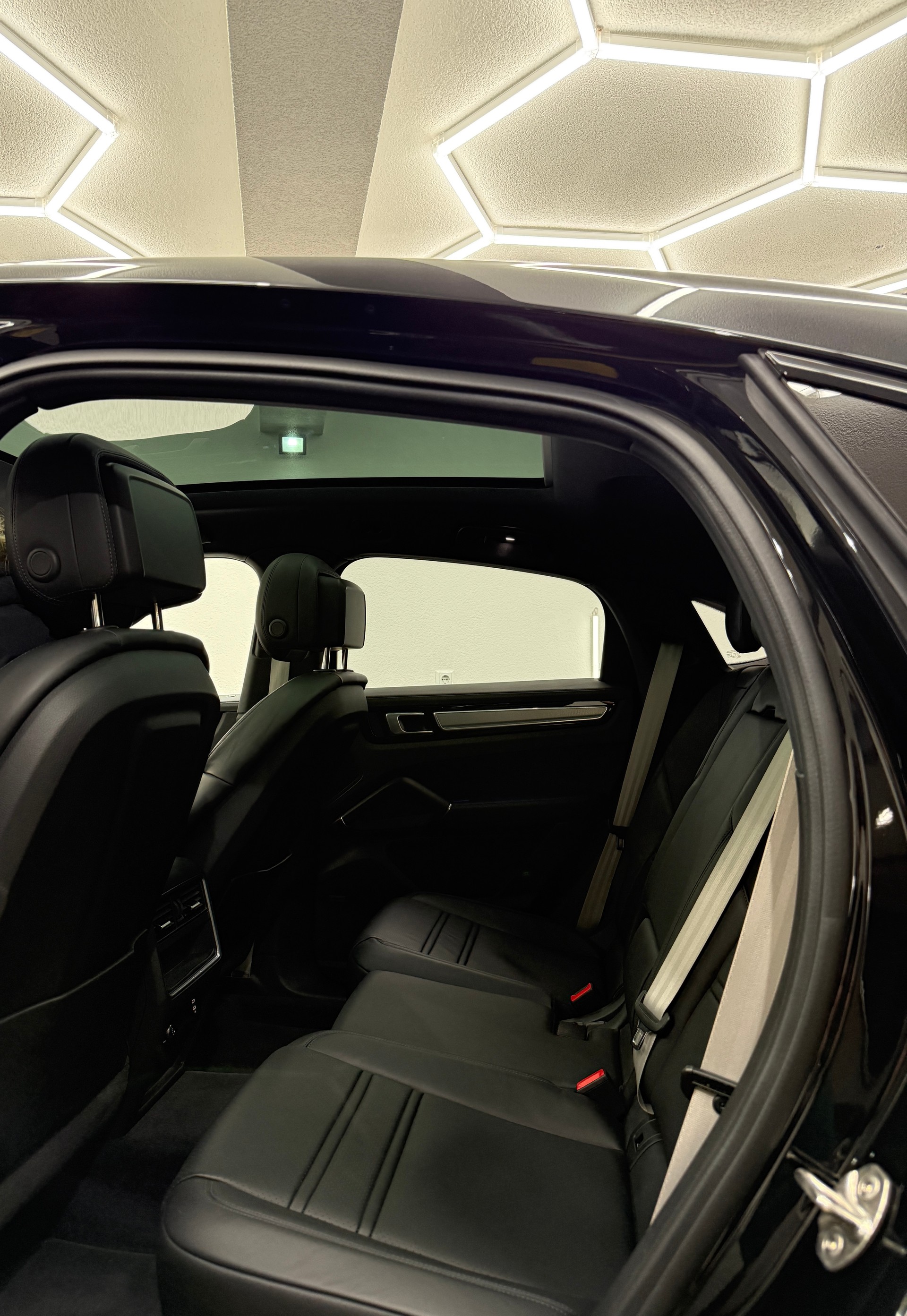 PORSCHE Cayenne Coupé E-Hybrid Platinum Edition-image-8