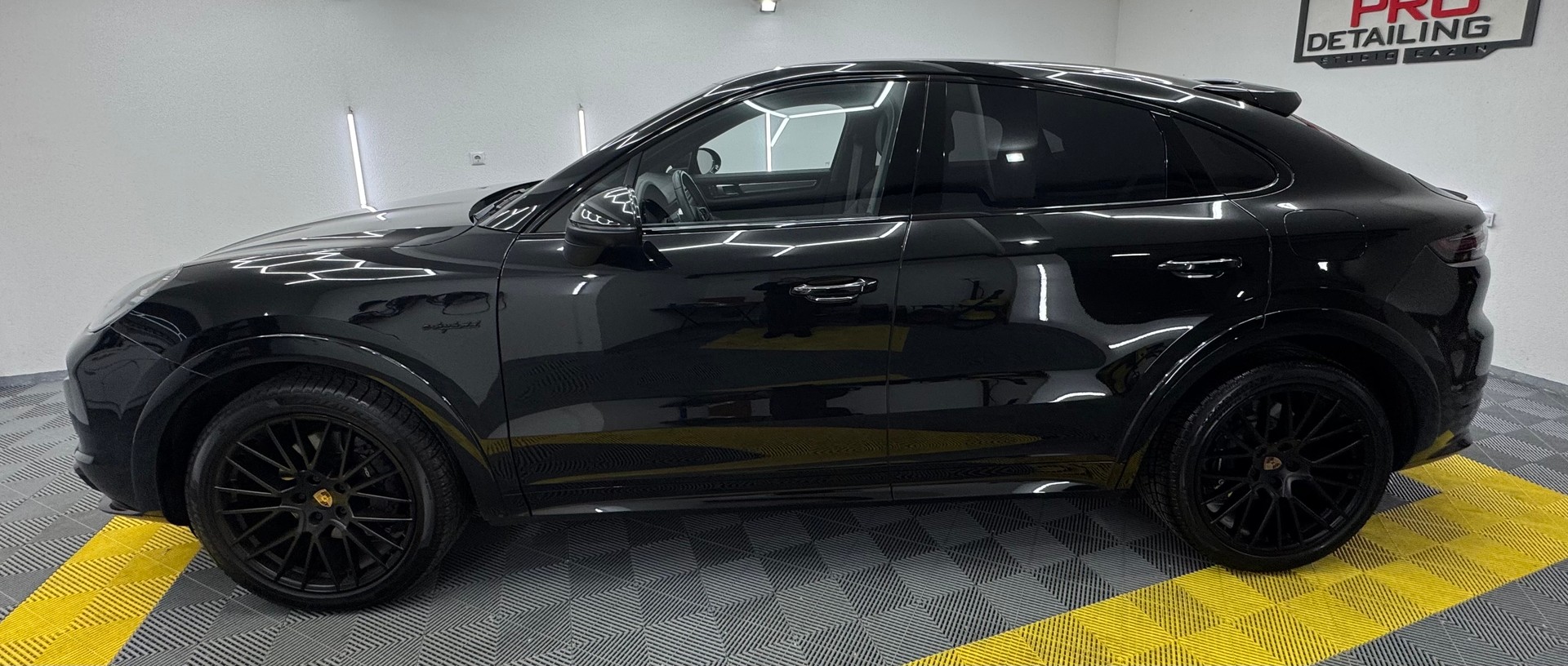PORSCHE Cayenne Coupé E-Hybrid Platinum Edition-image-3