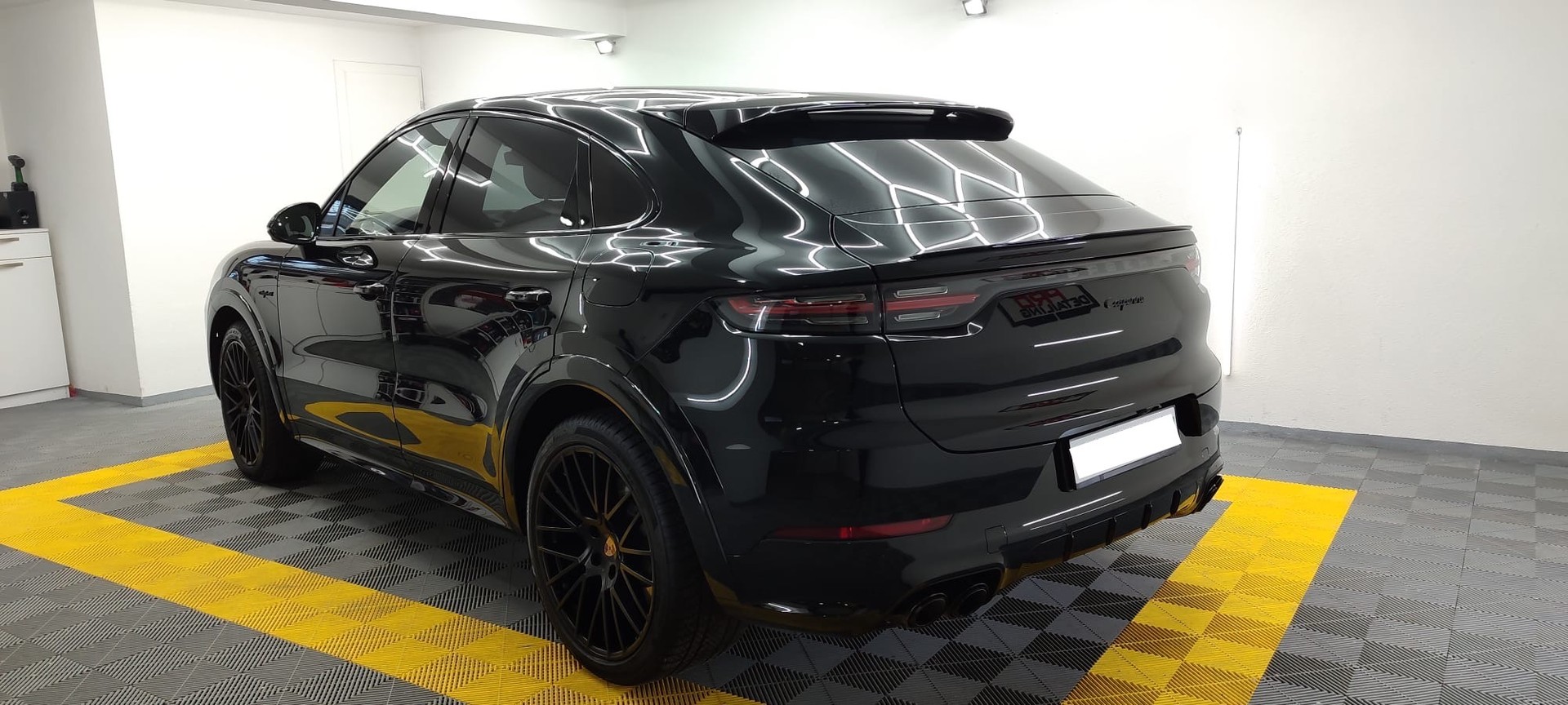 PORSCHE Cayenne Coupé E-Hybrid Platinum Edition-image-1