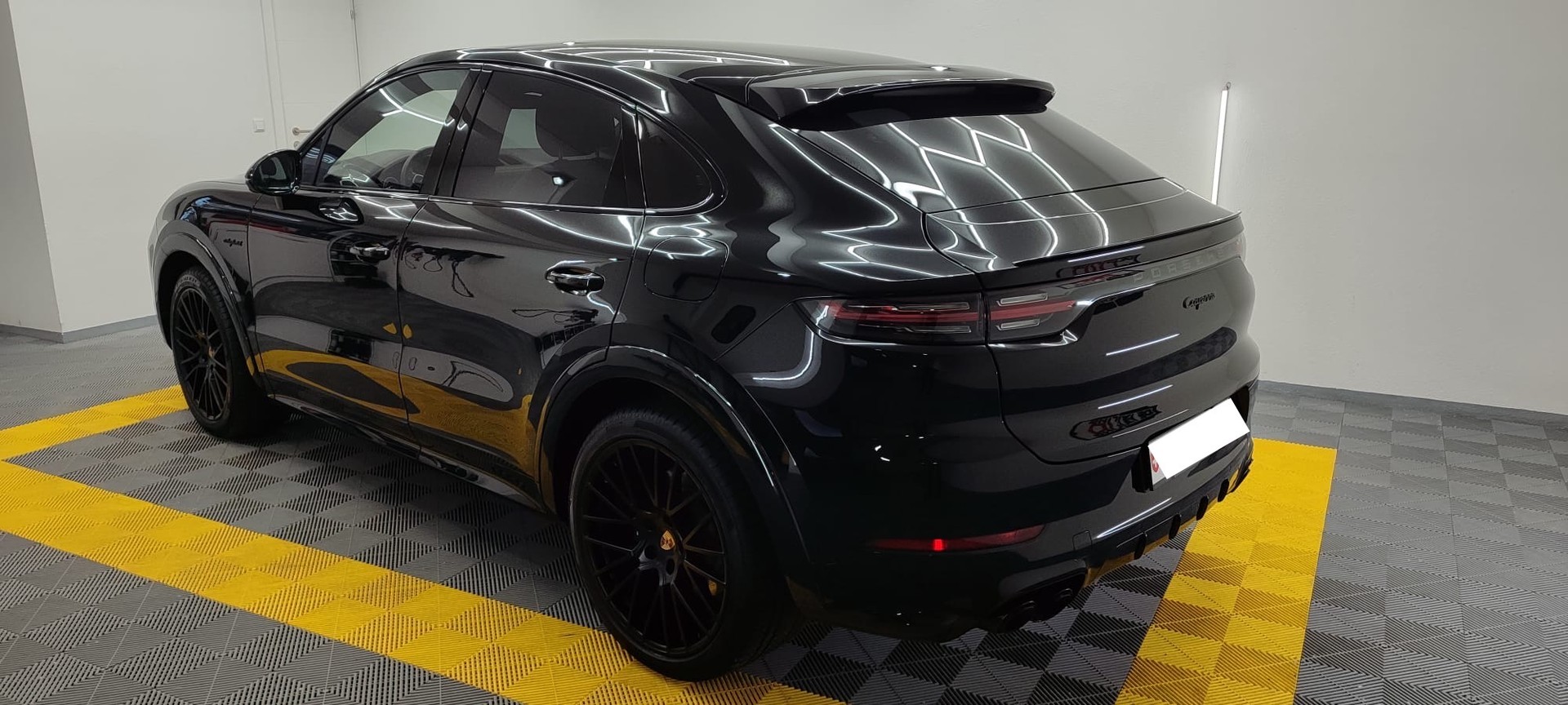 PORSCHE Cayenne Coupé E-Hybrid Platinum Edition-image-13