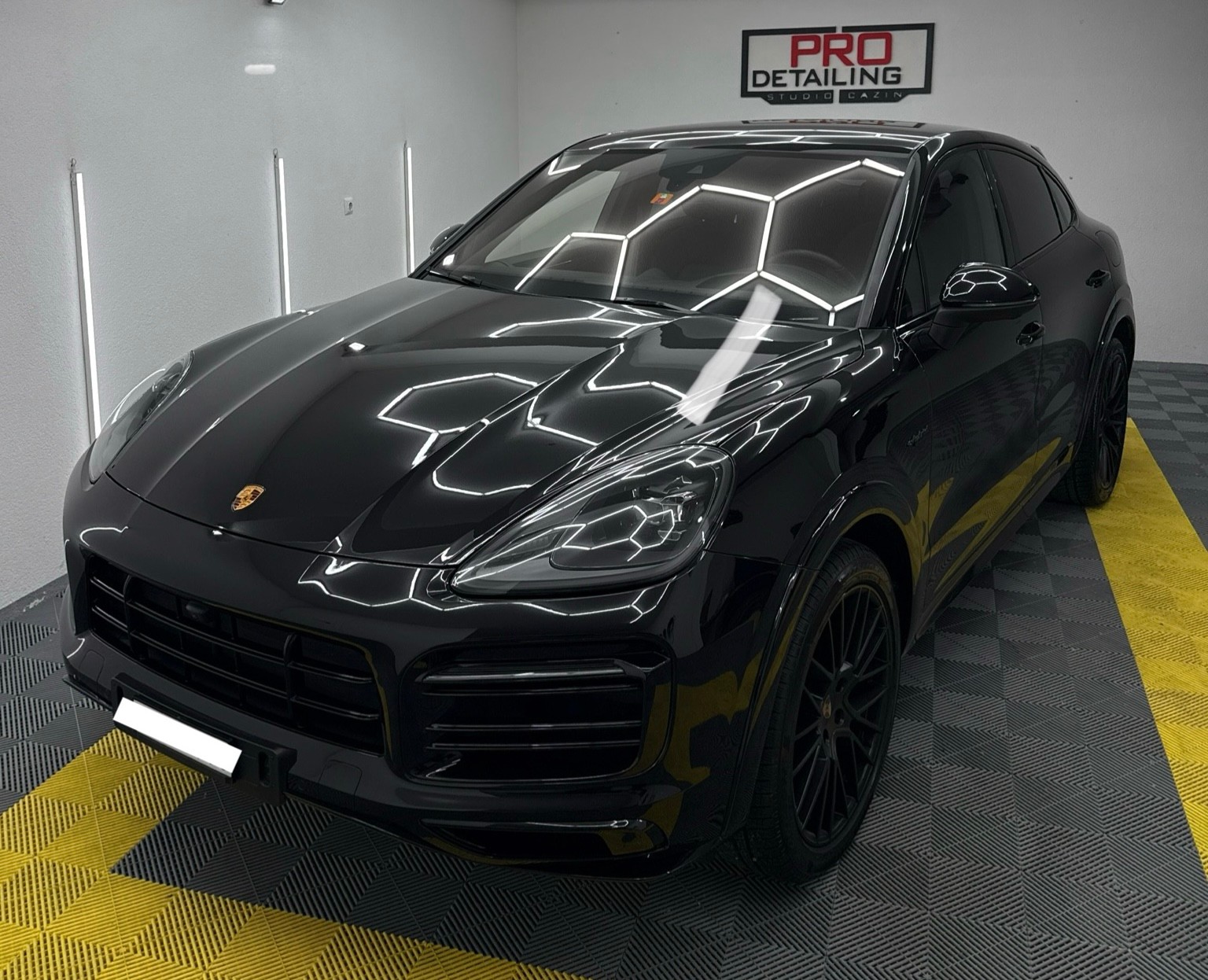 PORSCHE Cayenne Coupé E-Hybrid Platinum Edition-image-0