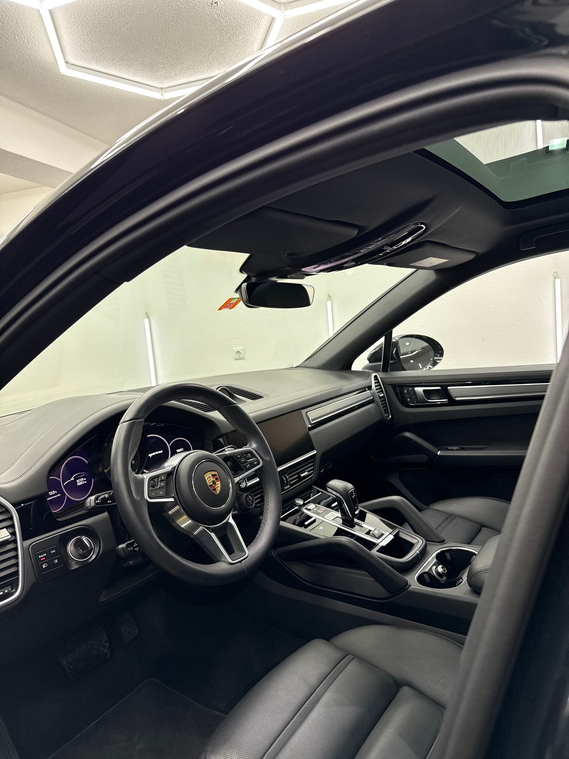 PORSCHE Cayenne Coupé E-Hybrid Platinum Edition-image-9