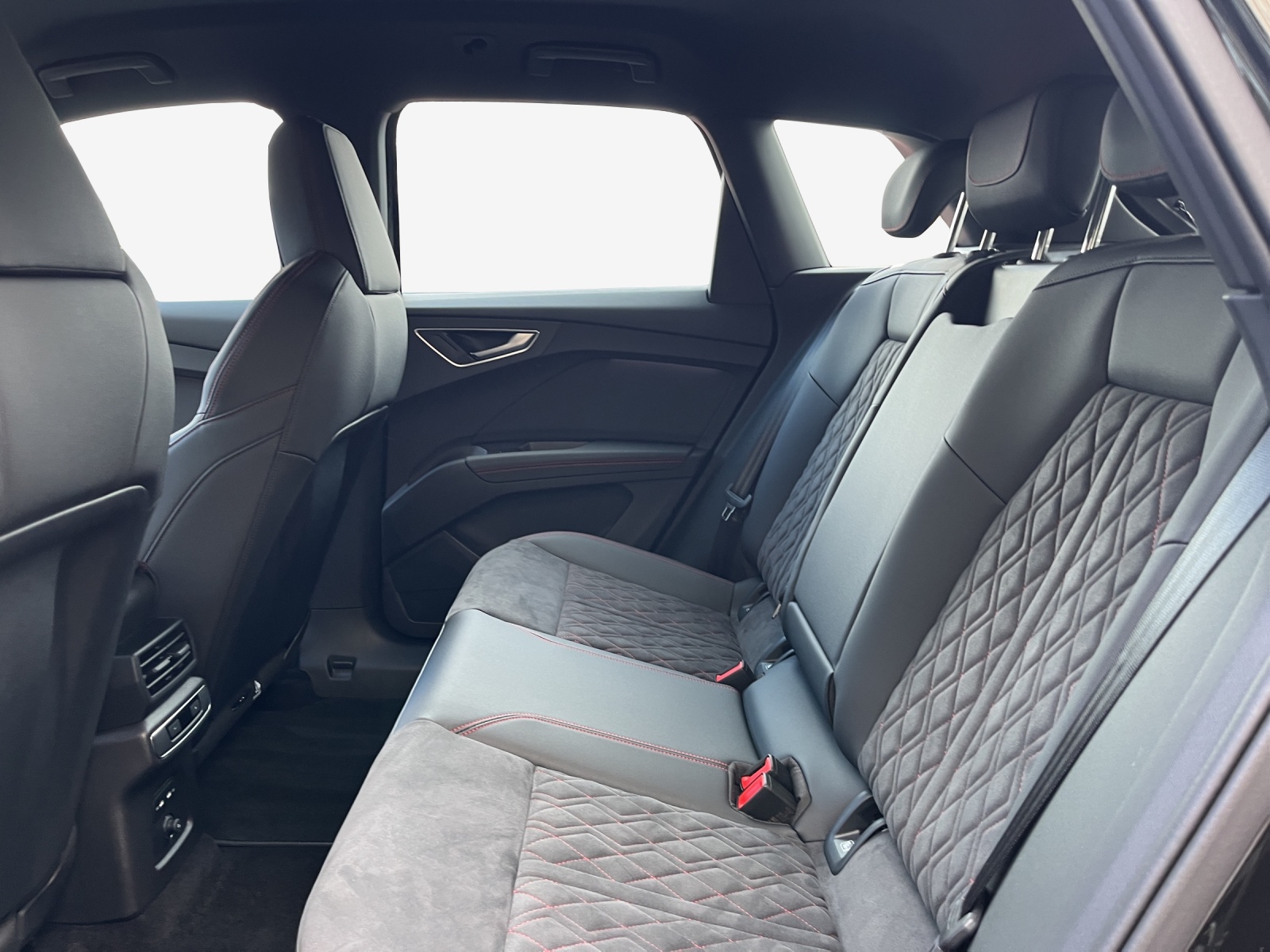 AUDI Q4 e-tron 45 Edition Swiss Ski quattro-image-10