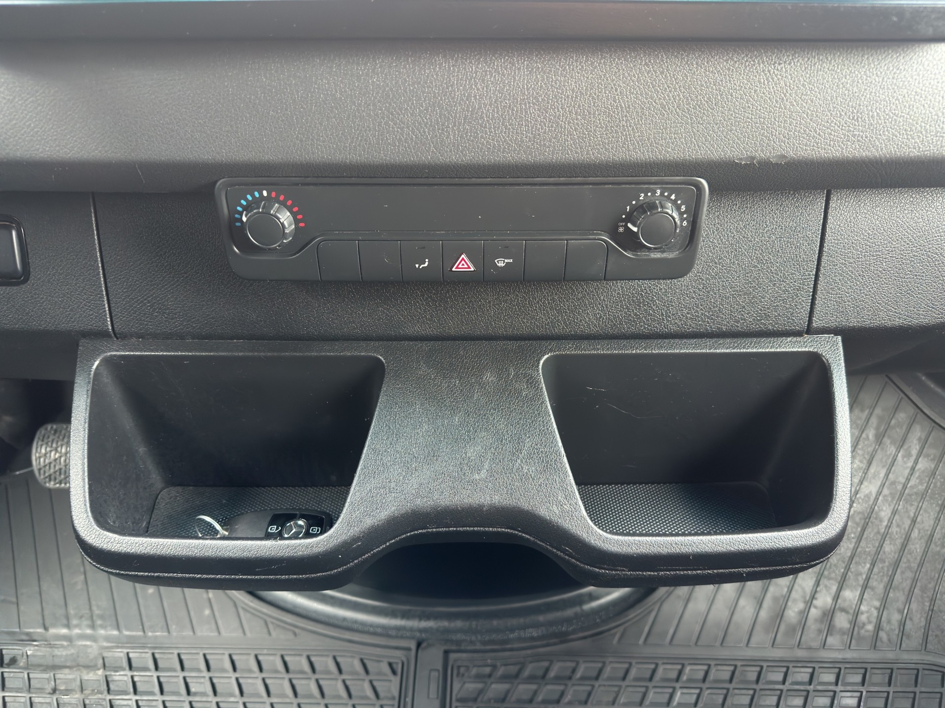 MERCEDES-BENZ Sprinter 214 CDI Standard 9G-TRONIC FWD-image-18