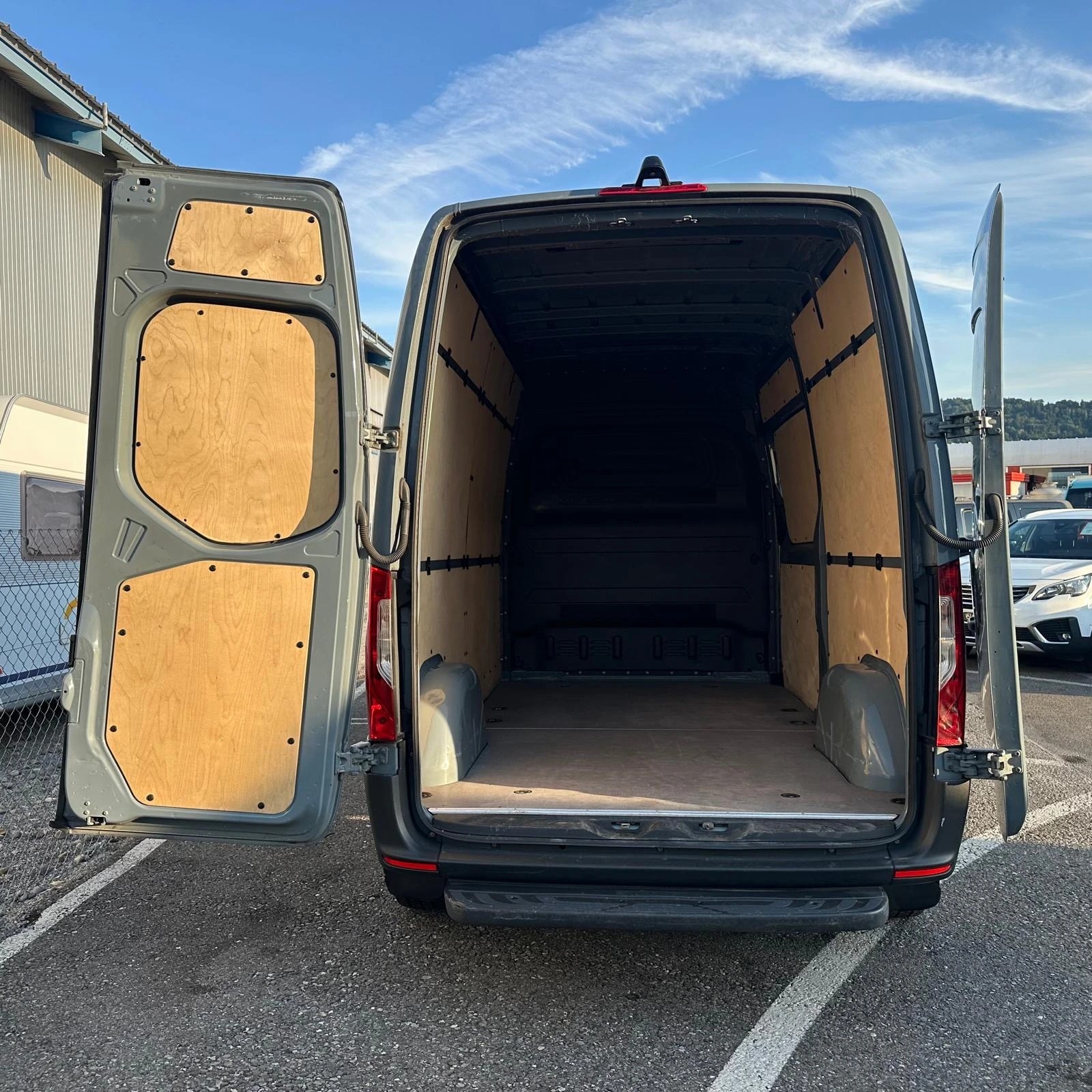 MERCEDES-BENZ Sprinter 214 CDI Standard 9G-TRONIC FWD-image-25