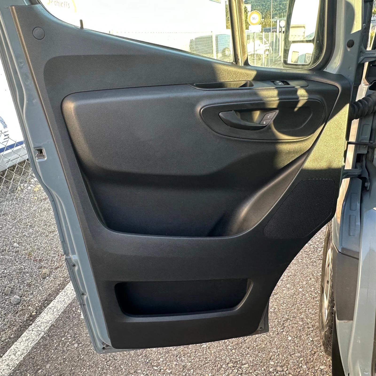 MERCEDES-BENZ Sprinter 214 CDI Standard 9G-TRONIC FWD-image-28