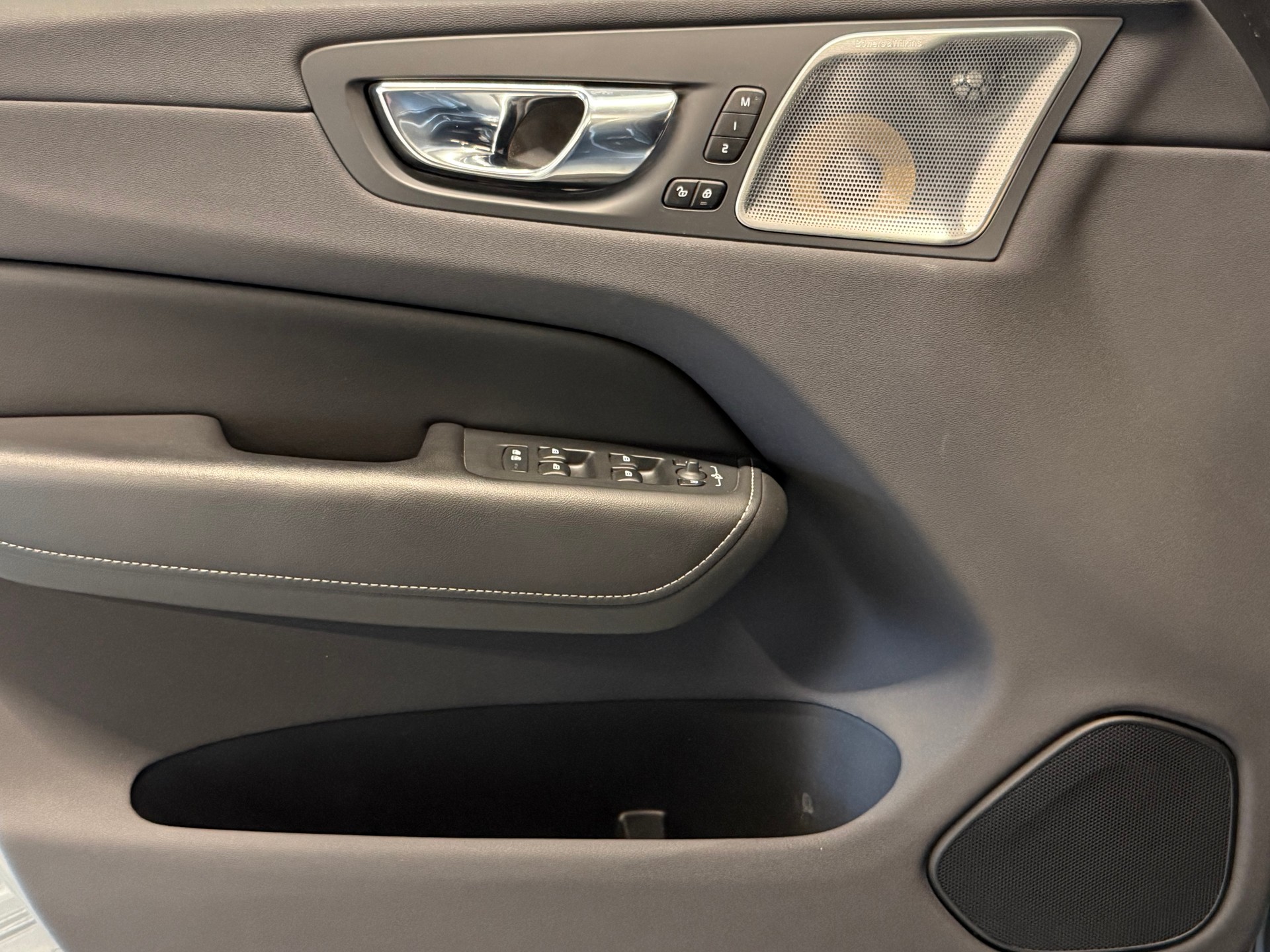 VOLVO XC60 T8 eAWD R-Design | CH-FZG | PANORAMADACH | LUFTFAHRWERK | HEAD-UP DISPLAY | 360° KAMERA | HARMAN KARDON-image-12