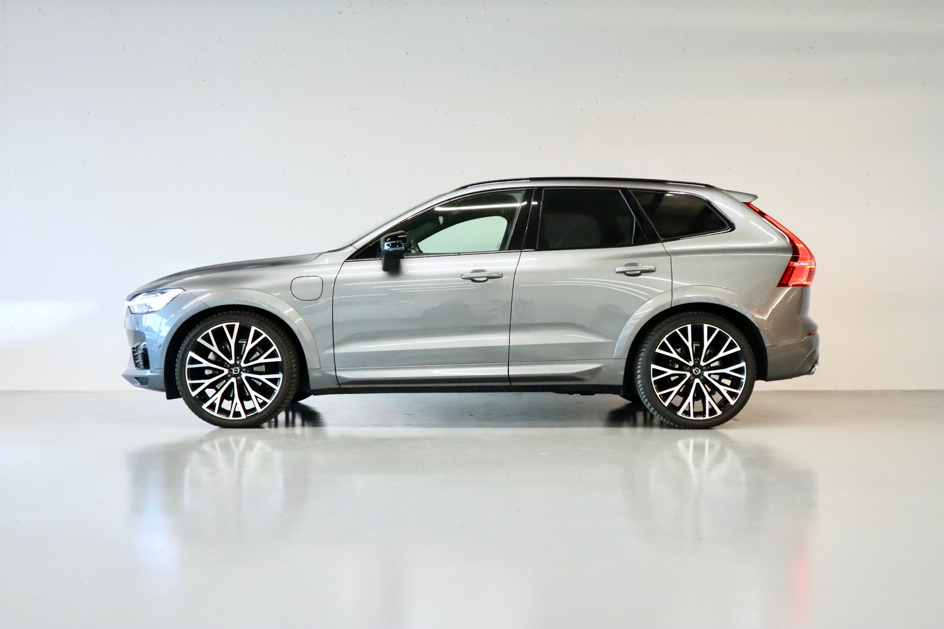 VOLVO XC60 T8 eAWD R-Design | CH-FZG | PANORAMADACH | LUFTFAHRWERK | HEAD-UP DISPLAY | 360° KAMERA | HARMAN KARDON-image-1