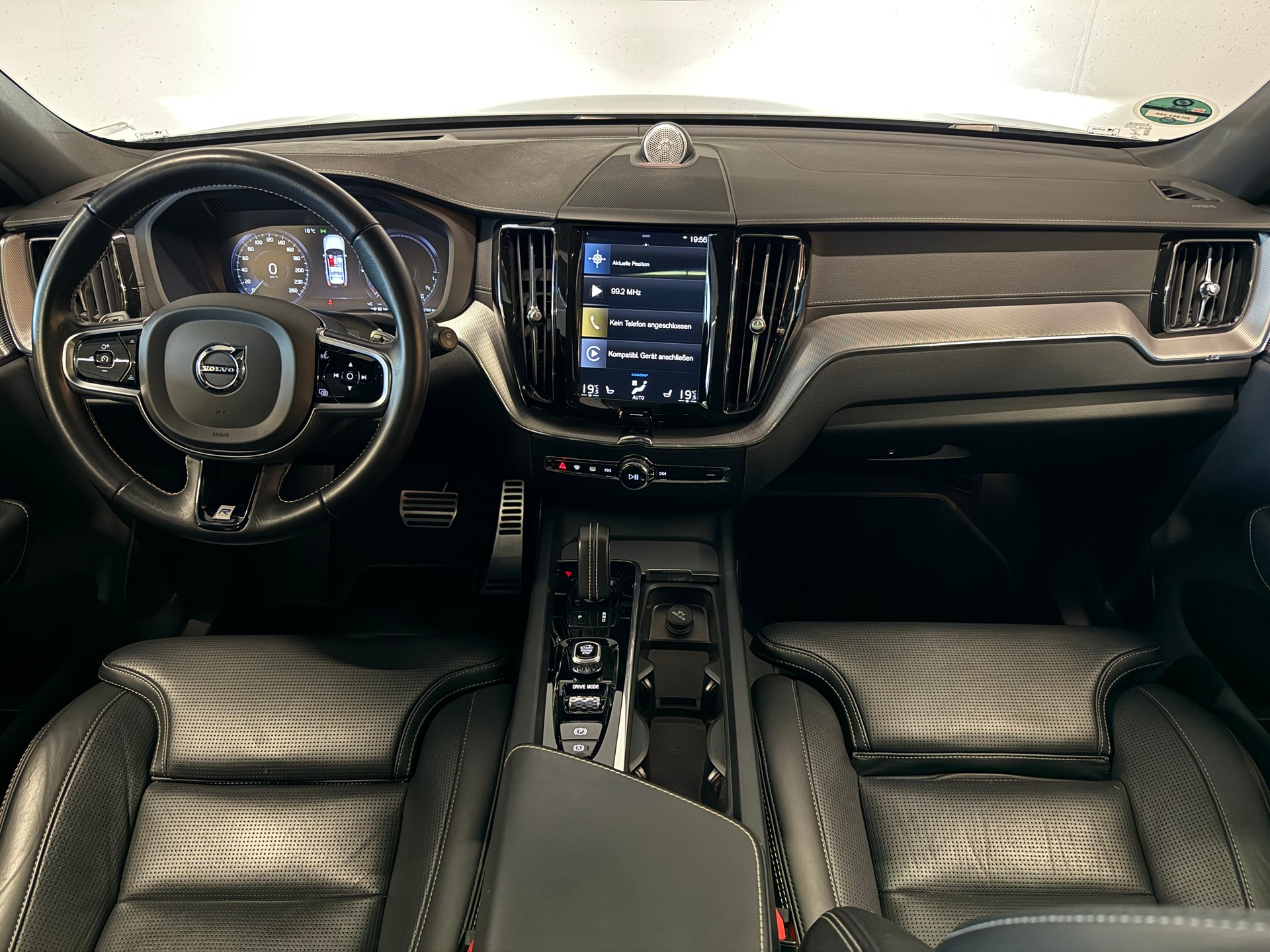 VOLVO XC60 T8 eAWD R-Design | CH-FZG | PANORAMADACH | LUFTFAHRWERK | HEAD-UP DISPLAY | 360° KAMERA | HARMAN KARDON-image-8
