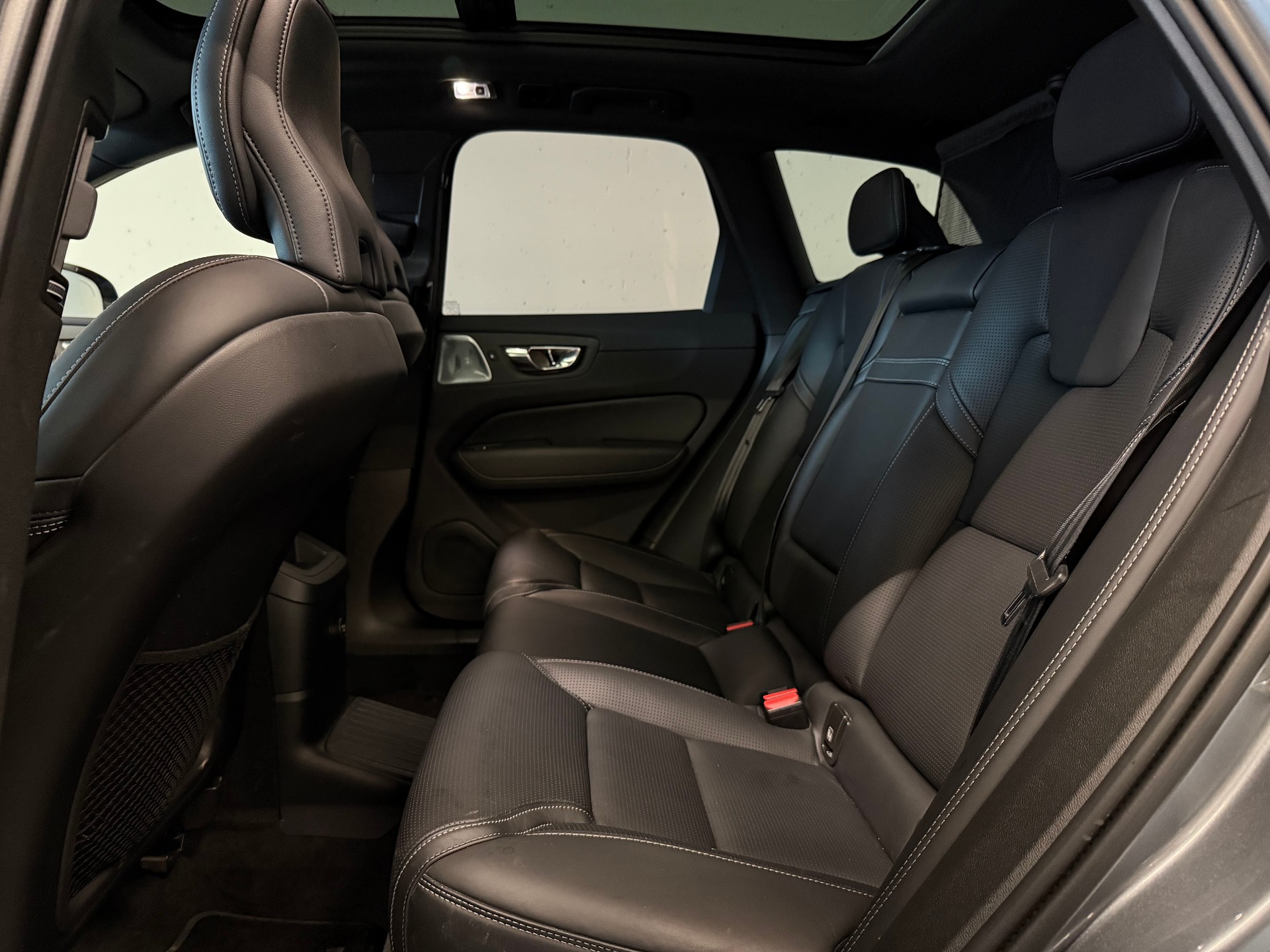 VOLVO XC60 T8 eAWD R-Design | CH-FZG | PANORAMADACH | LUFTFAHRWERK | HEAD-UP DISPLAY | 360° KAMERA | HARMAN KARDON-image-7