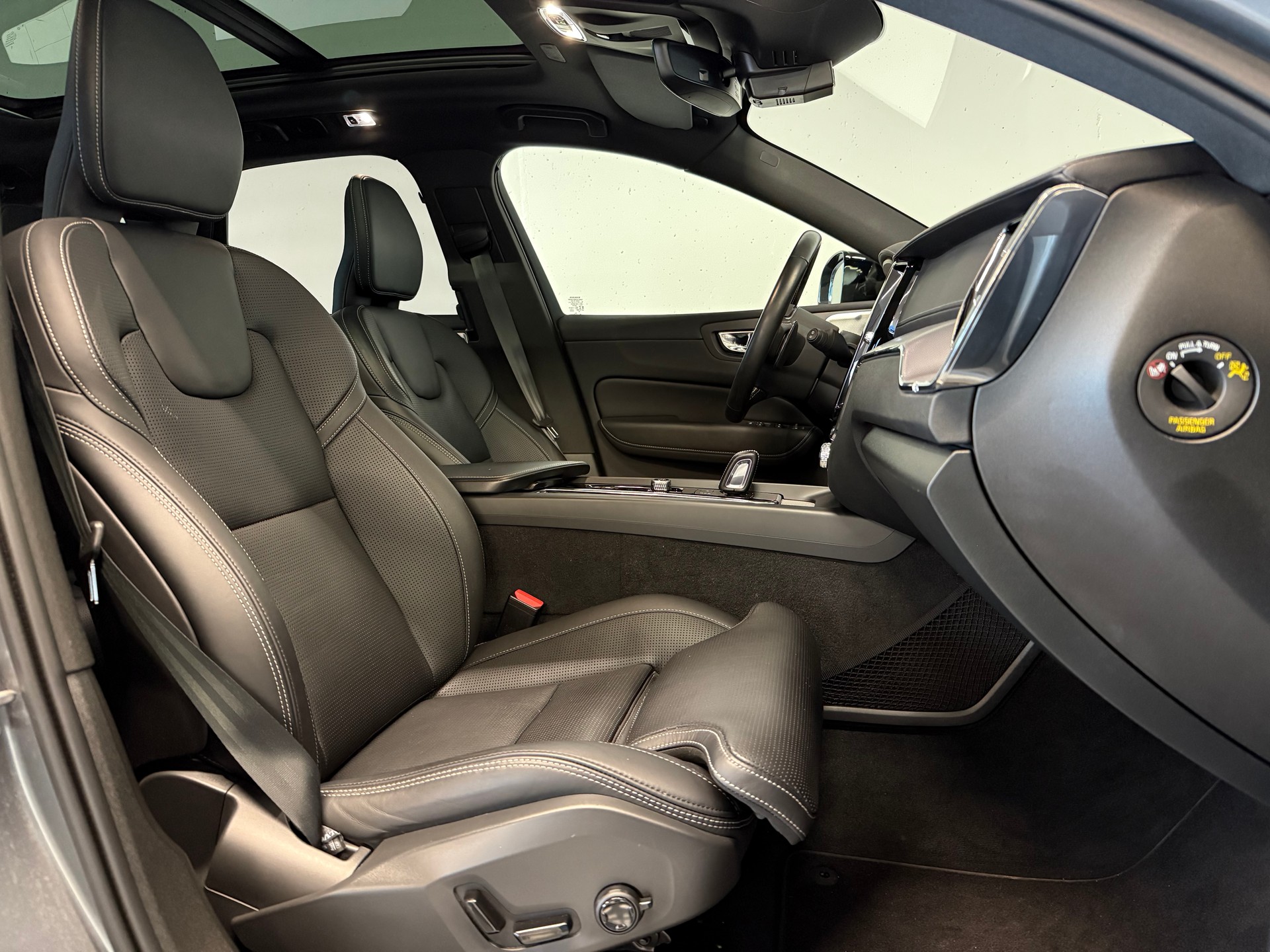 VOLVO XC60 T8 eAWD R-Design | CH-FZG | PANORAMADACH | LUFTFAHRWERK | HEAD-UP DISPLAY | 360° KAMERA | HARMAN KARDON-image-10