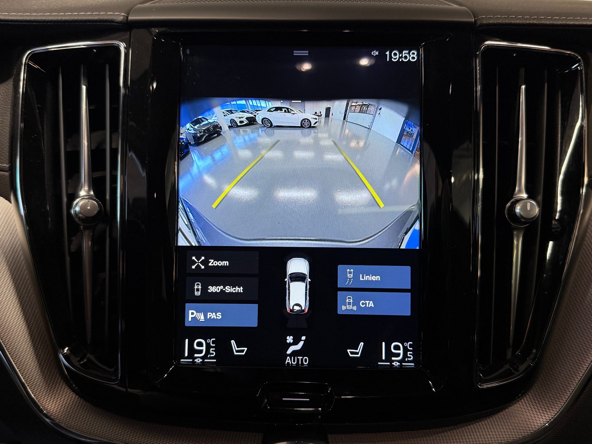 VOLVO XC60 T8 eAWD R-Design | CH-FZG | PANORAMADACH | LUFTFAHRWERK | HEAD-UP DISPLAY | 360° KAMERA | HARMAN KARDON-image-11