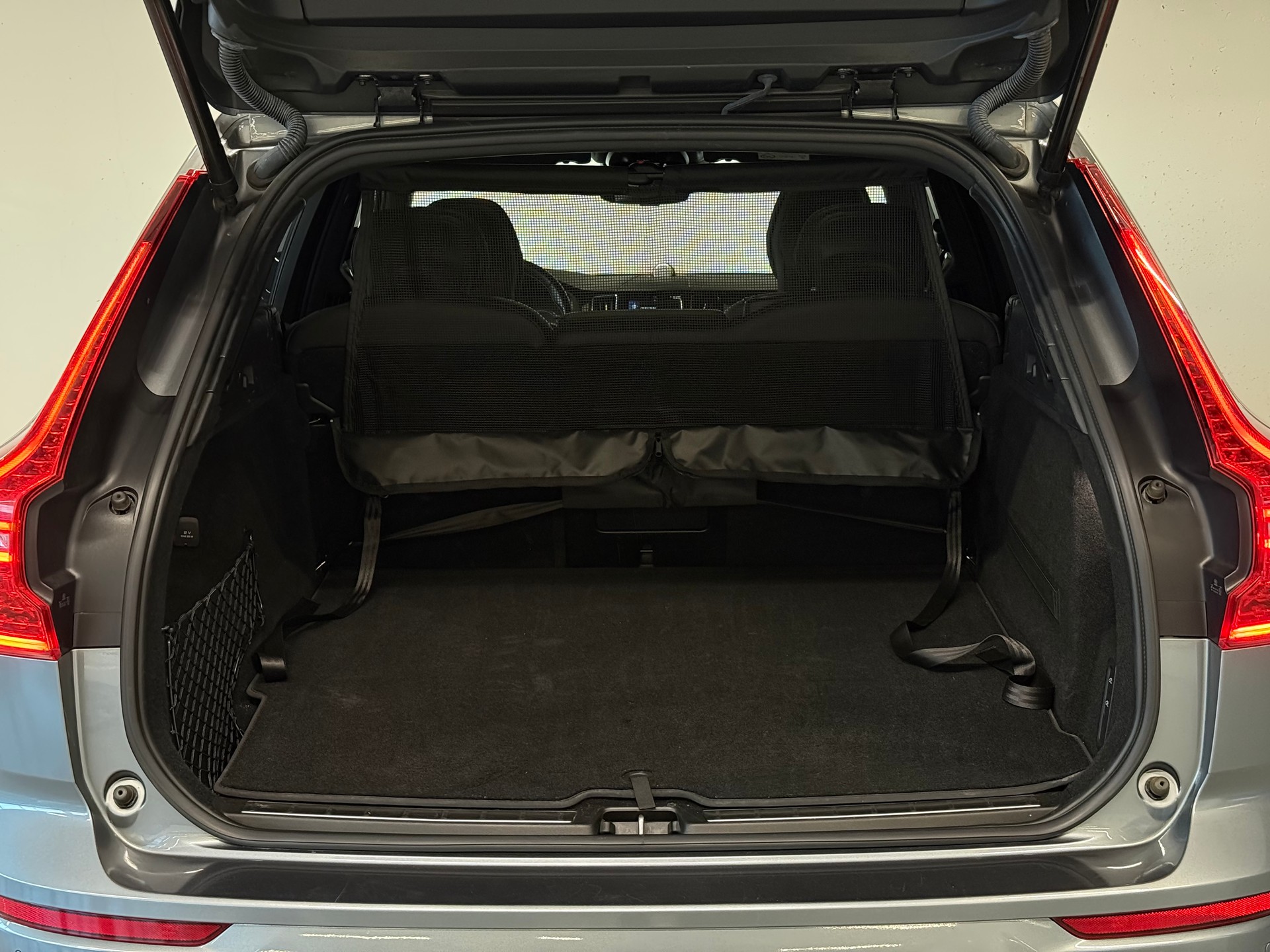 VOLVO XC60 T8 eAWD R-Design | CH-FZG | PANORAMADACH | LUFTFAHRWERK | HEAD-UP DISPLAY | 360° KAMERA | HARMAN KARDON-image-15