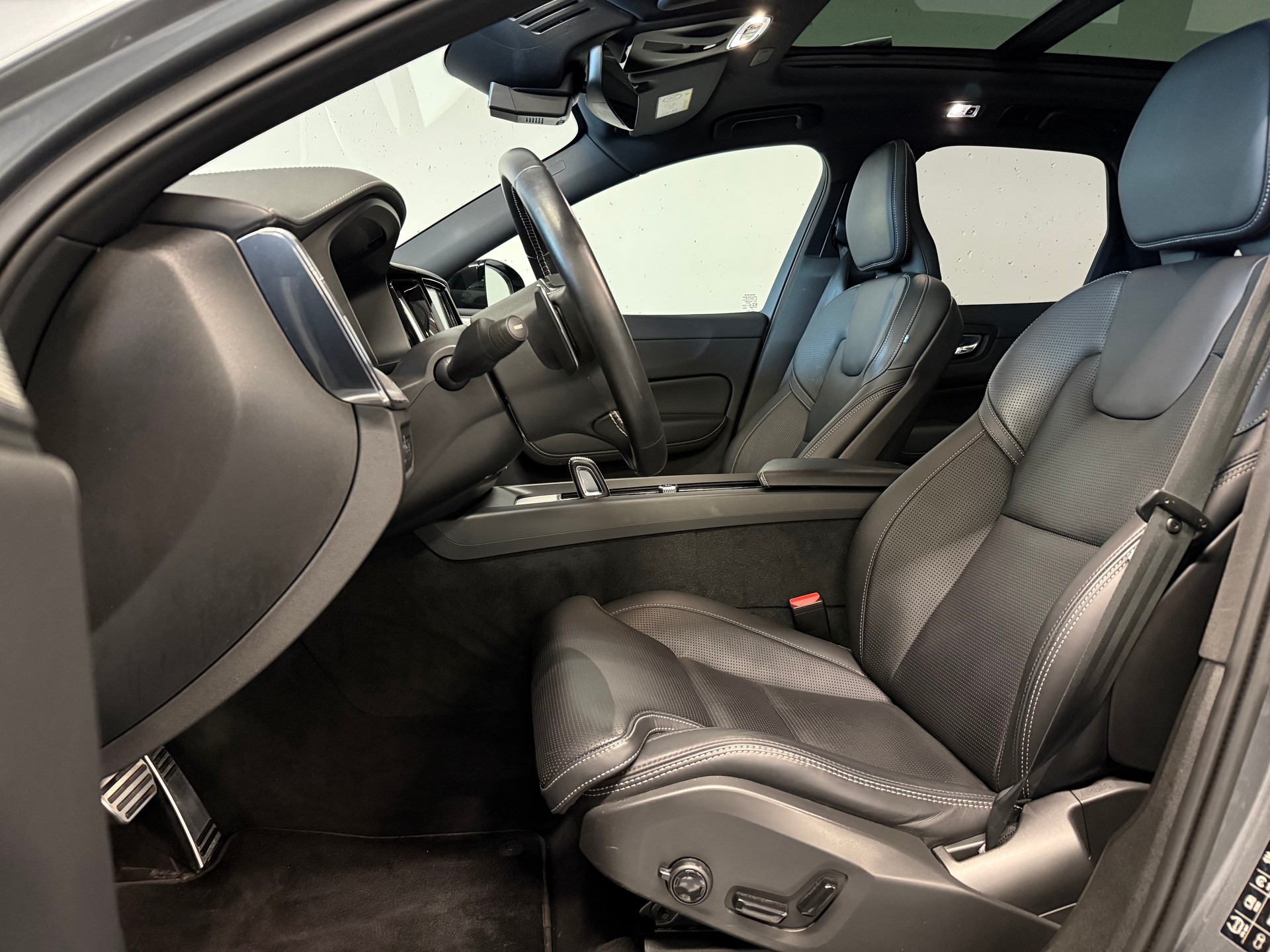 VOLVO XC60 T8 eAWD R-Design | CH-FZG | PANORAMADACH | LUFTFAHRWERK | HEAD-UP DISPLAY | 360° KAMERA | HARMAN KARDON-image-6
