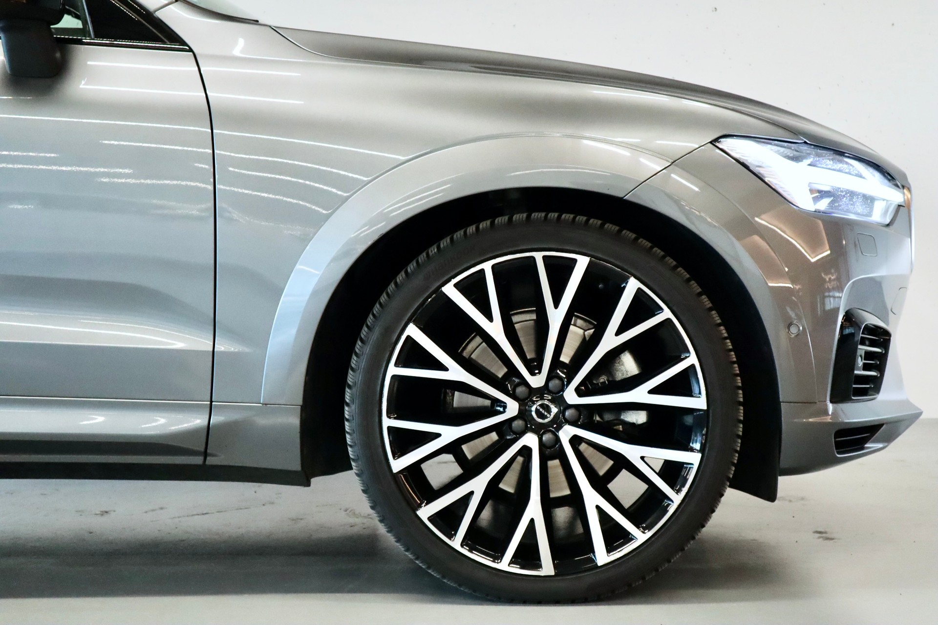 VOLVO XC60 T8 eAWD R-Design | CH-FZG | PANORAMADACH | LUFTFAHRWERK | HEAD-UP DISPLAY | 360° KAMERA | HARMAN KARDON-image-2