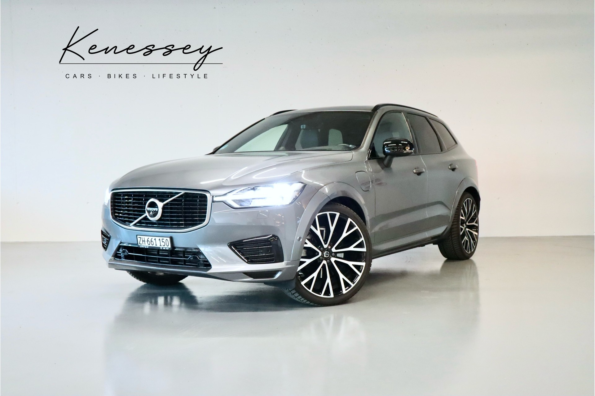 VOLVO XC60 T8 eAWD R-Design | CH-FZG | PANORAMADACH | LUFTFAHRWERK | HEAD-UP DISPLAY | 360° KAMERA | HARMAN KARDON