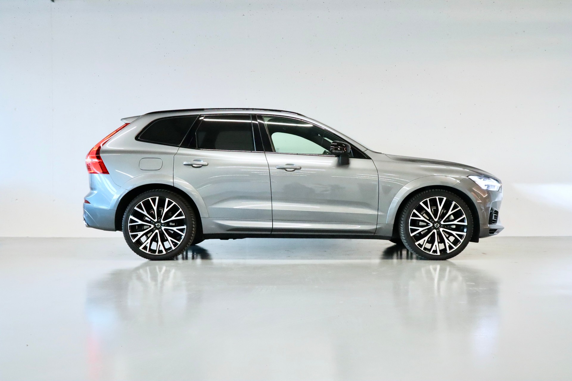 VOLVO XC60 T8 eAWD R-Design | CH-FZG | PANORAMADACH | LUFTFAHRWERK | HEAD-UP DISPLAY | 360° KAMERA | HARMAN KARDON-image-4