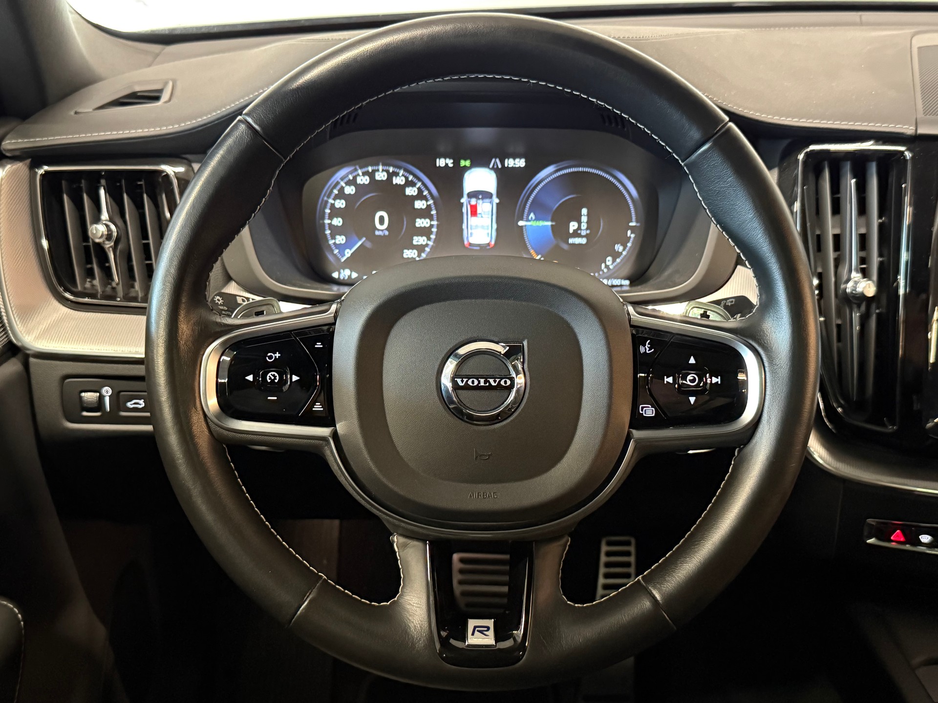 VOLVO XC60 T8 eAWD R-Design | CH-FZG | PANORAMADACH | LUFTFAHRWERK | HEAD-UP DISPLAY | 360° KAMERA | HARMAN KARDON-image-9