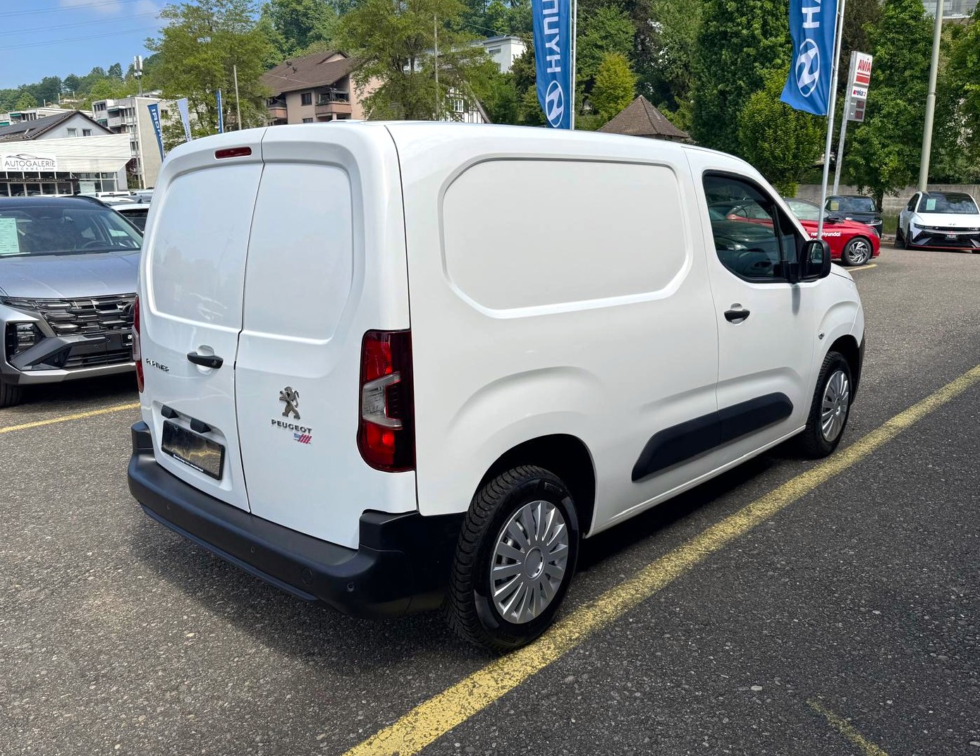 PEUGEOT Blue HDi 75 Pro L1-image-4