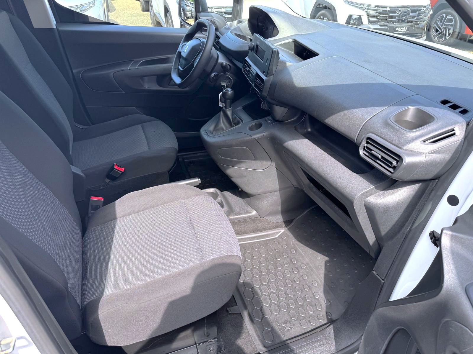 PEUGEOT Blue HDi 75 Pro L1-image-3