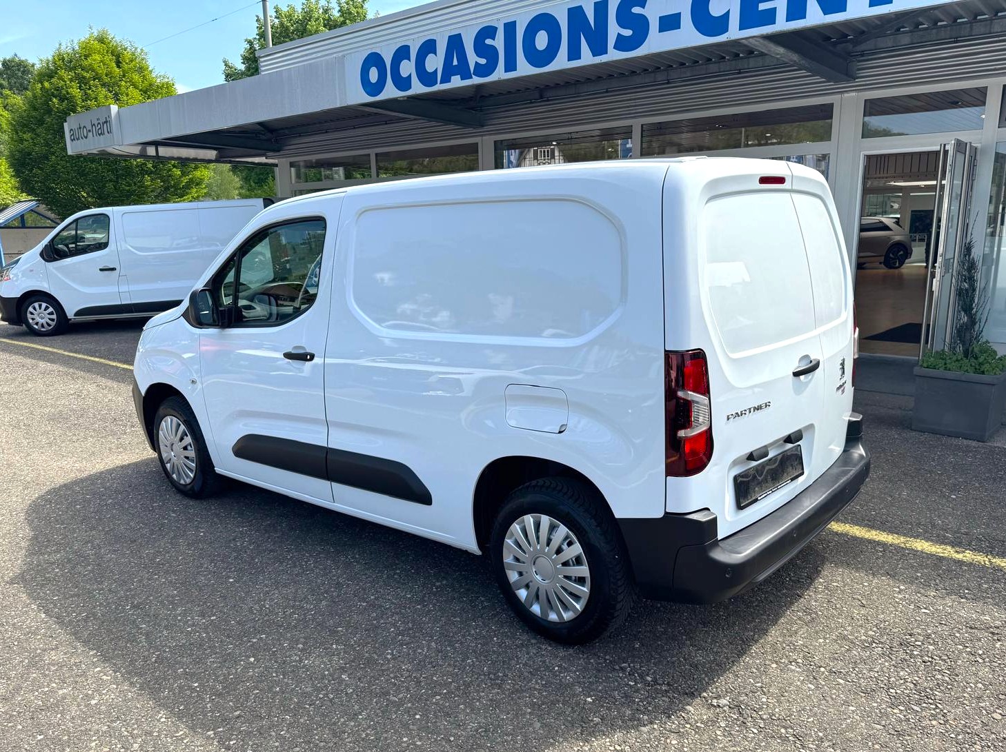PEUGEOT Blue HDi 75 Pro L1-image-10