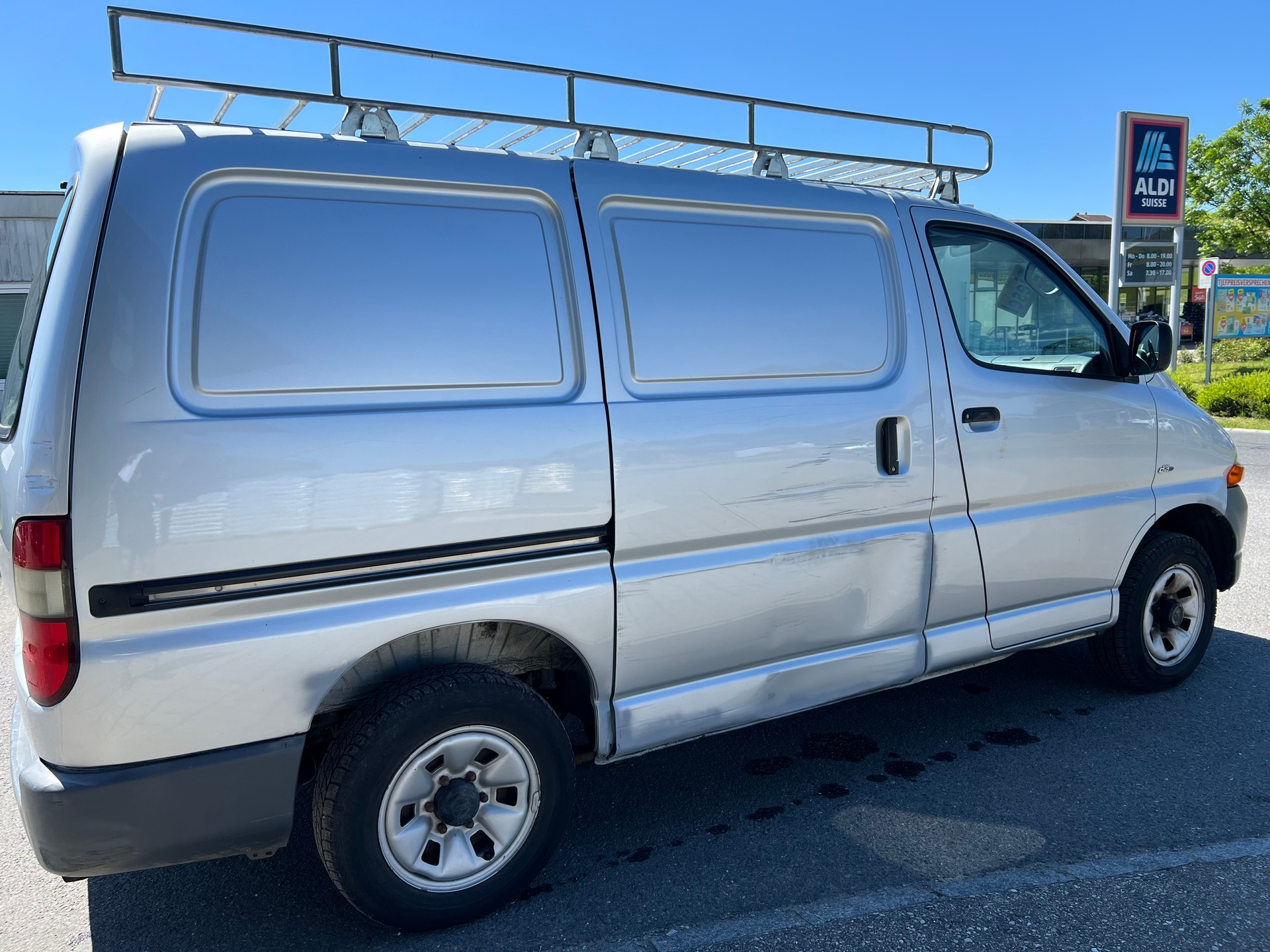 TOYOTA Hiace D-4D 4WD Van-image-4