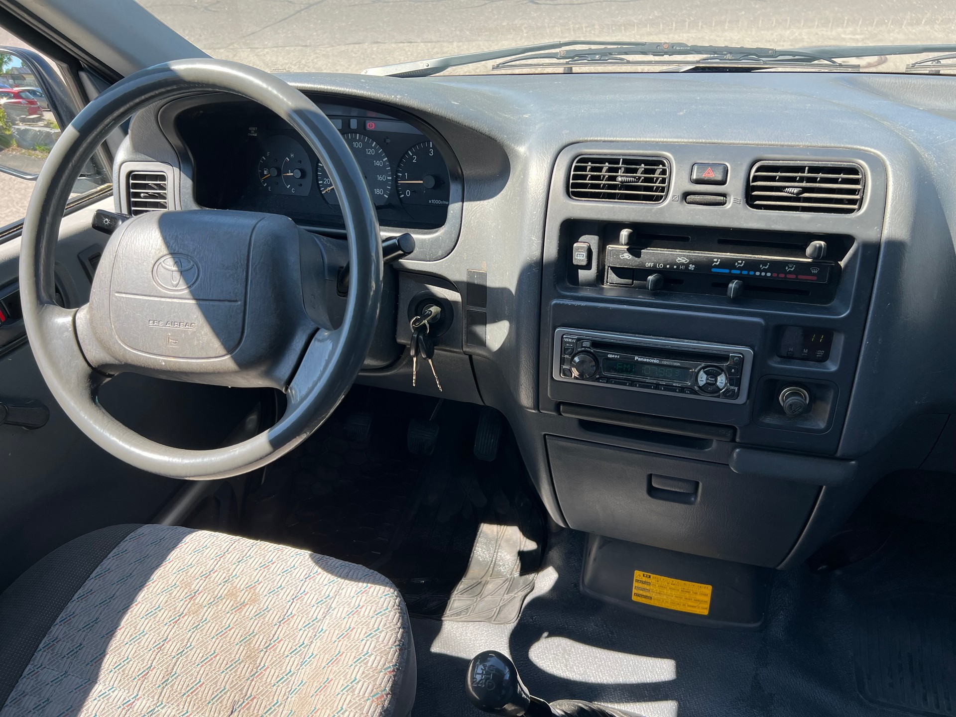 TOYOTA Hiace D-4D 4WD Van-image-14