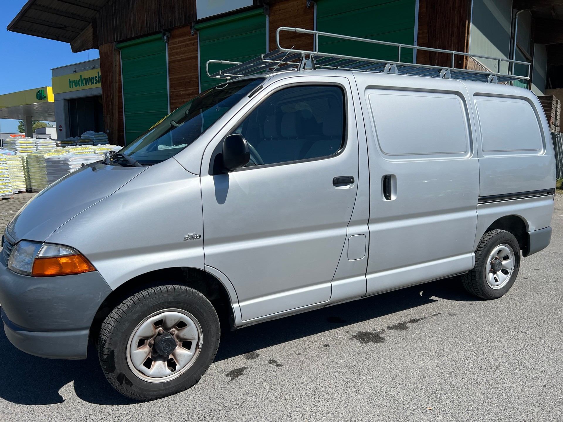 TOYOTA Hiace D-4D 4WD Van-image-1