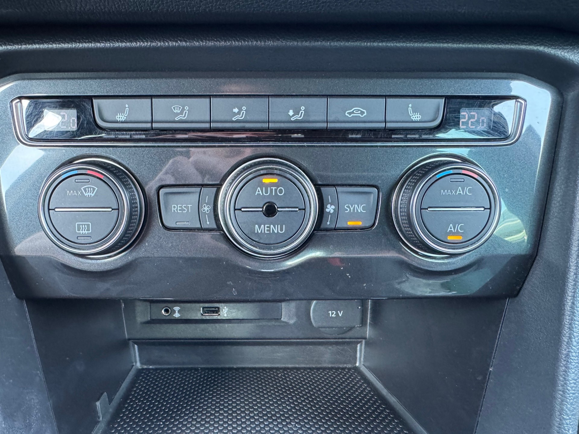 VW Tiguan 2.0 TDI SCR R-LINE 4Motion DSG-image-20
