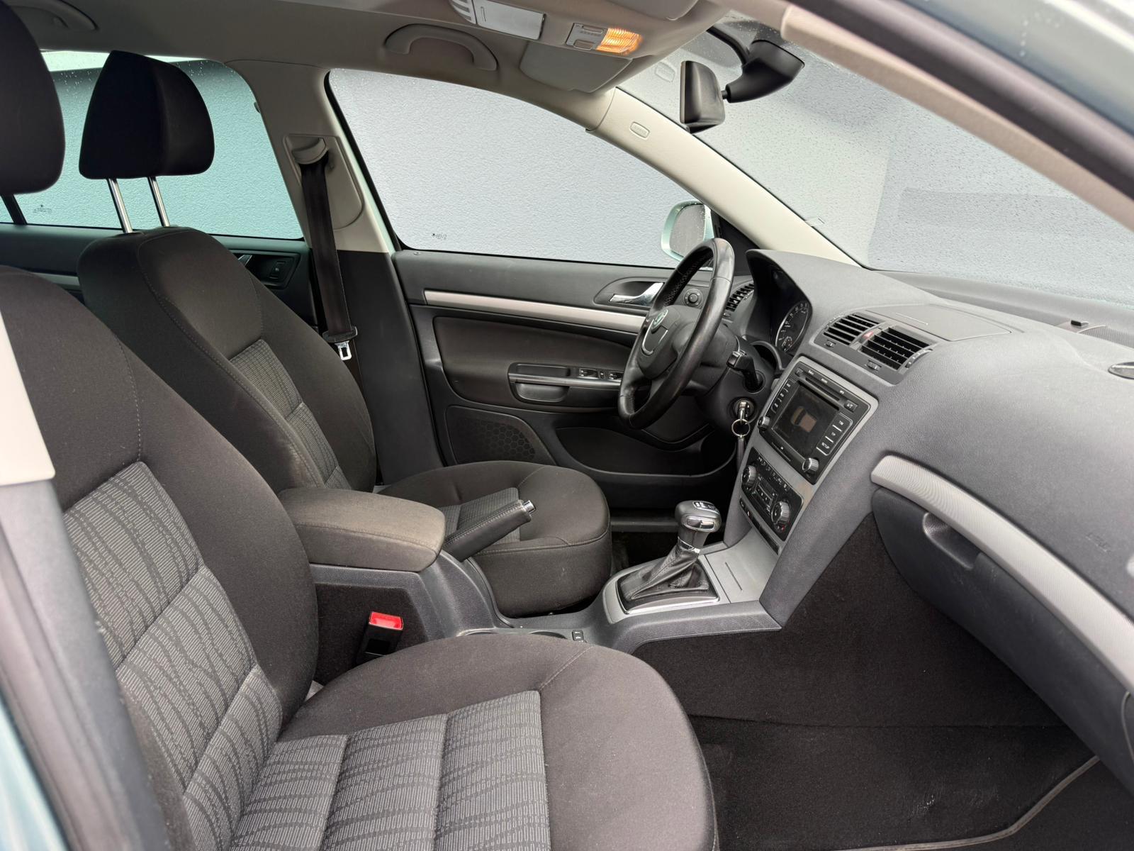 SKODA Octavia Combi 2.0 TDI Elegance 4x4 DSG-image-9