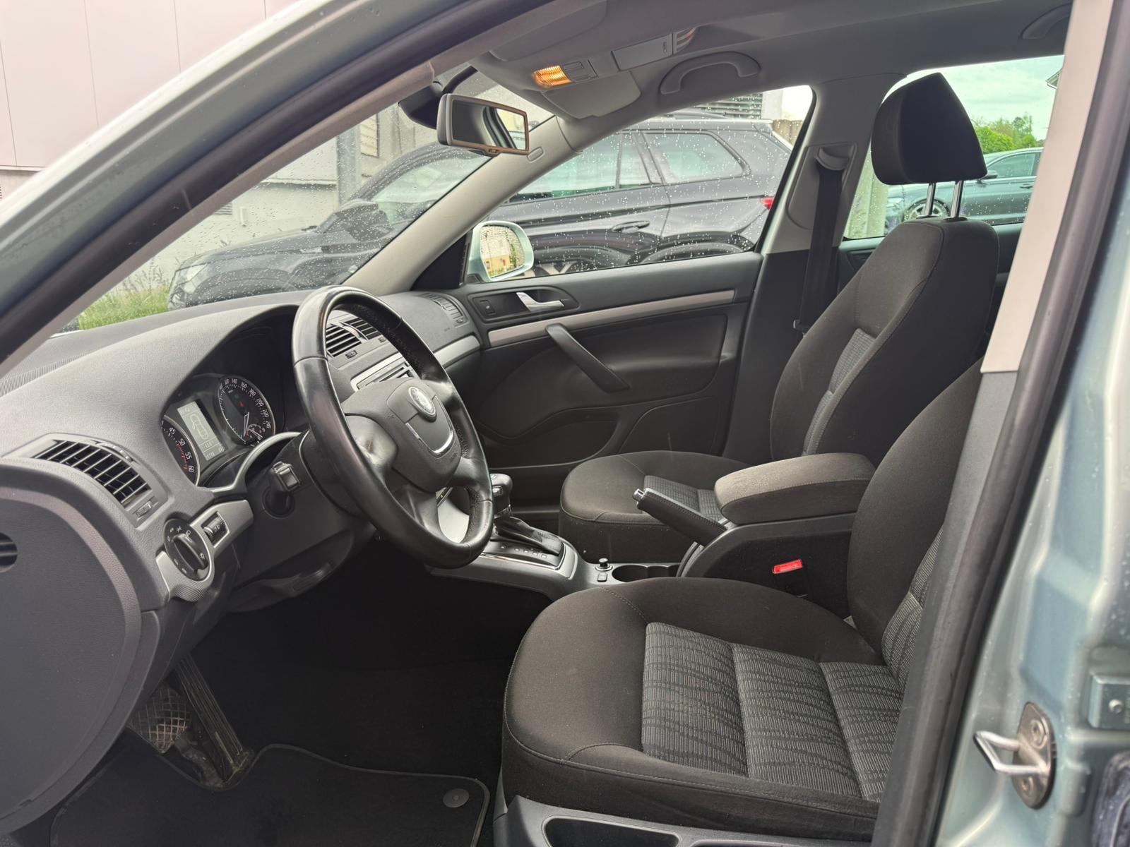 SKODA Octavia Combi 2.0 TDI Elegance 4x4 DSG-image-8