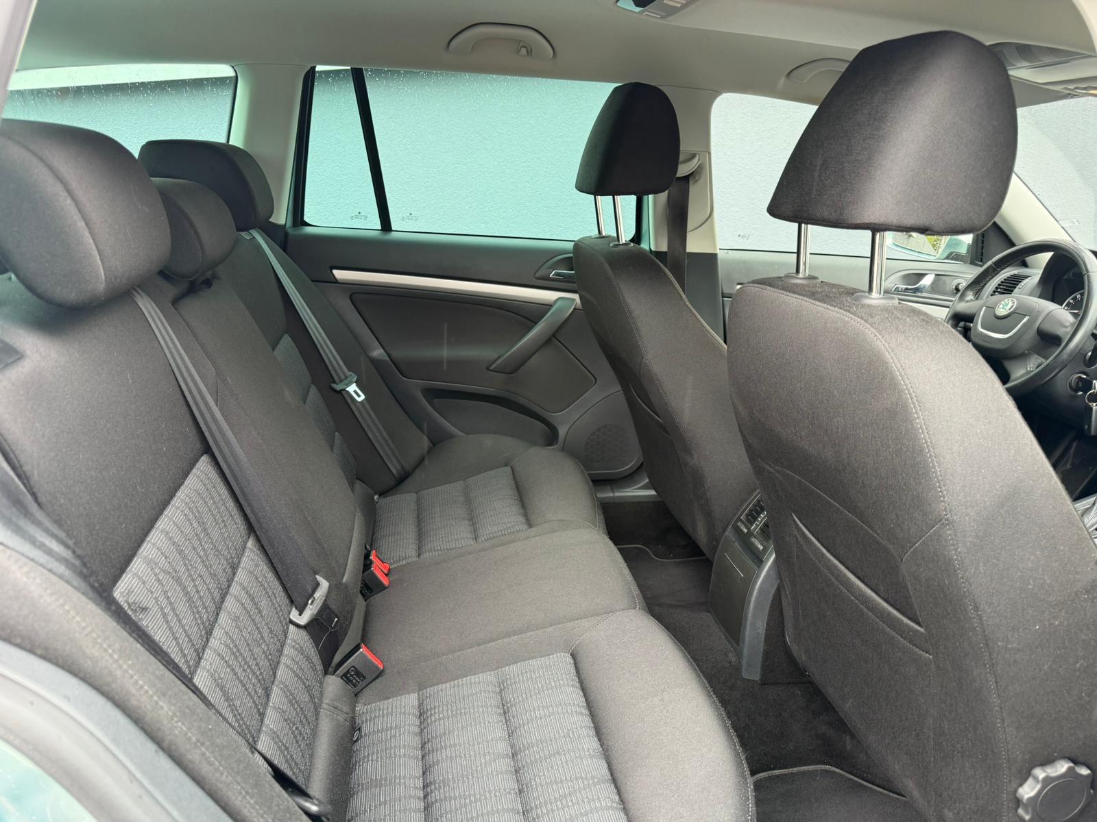 SKODA Octavia Combi 2.0 TDI Elegance 4x4 DSG-image-10
