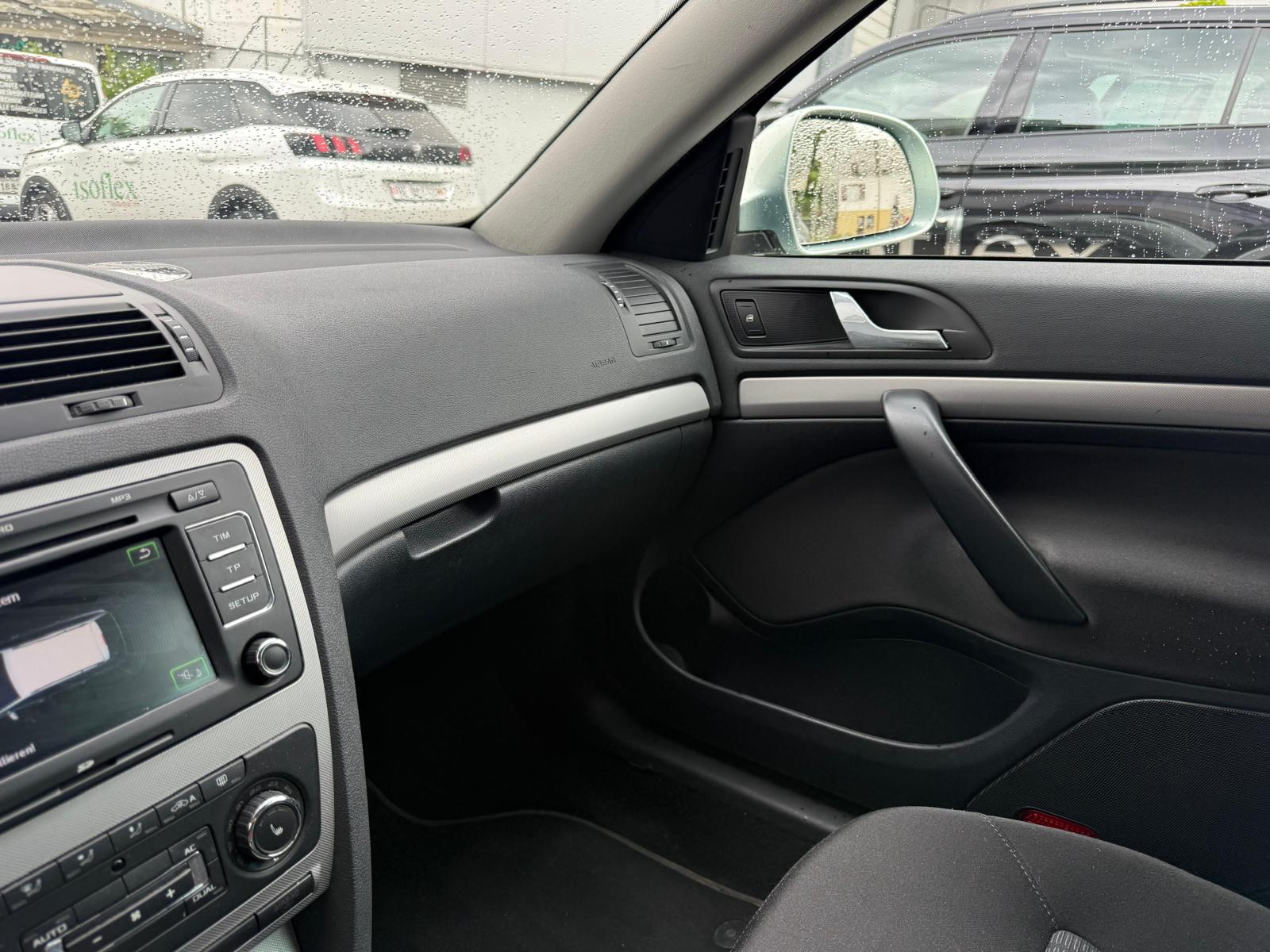 SKODA Octavia Combi 2.0 TDI Elegance 4x4 DSG-image-13
